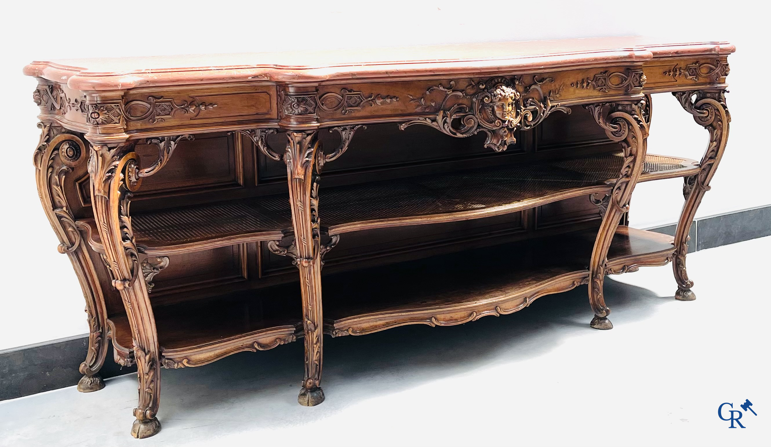 Maison Roll, 42, Rue Faubourg St. Antoine Paris. Een uitzonderlijk desserte meubel in gesculpteerd notelaar. LXVI-Stijl.