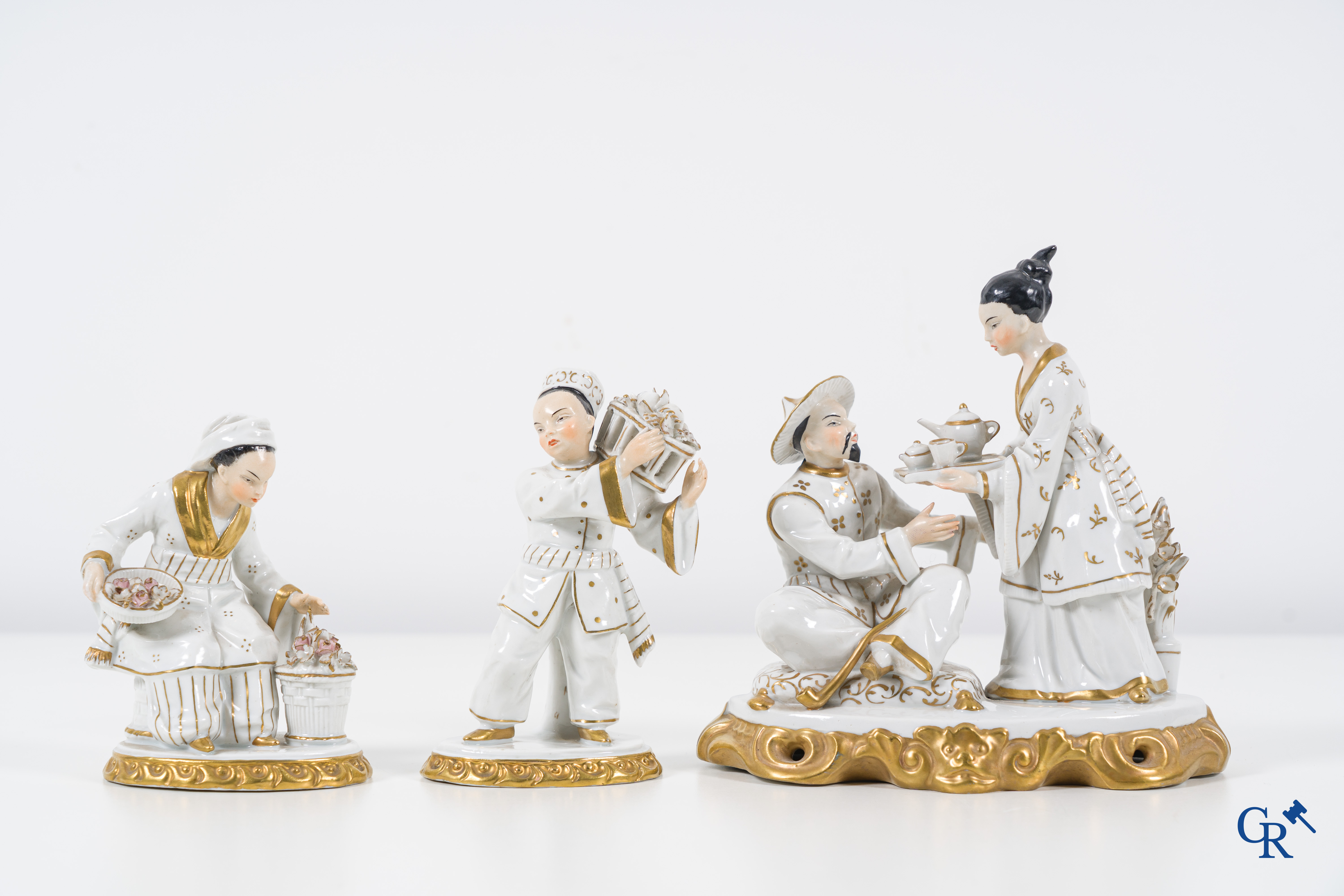 Porcelaine européenne: Sitzendorf, 3 groupes en porcelaine Sitzendorf avec des personages asiatiques.