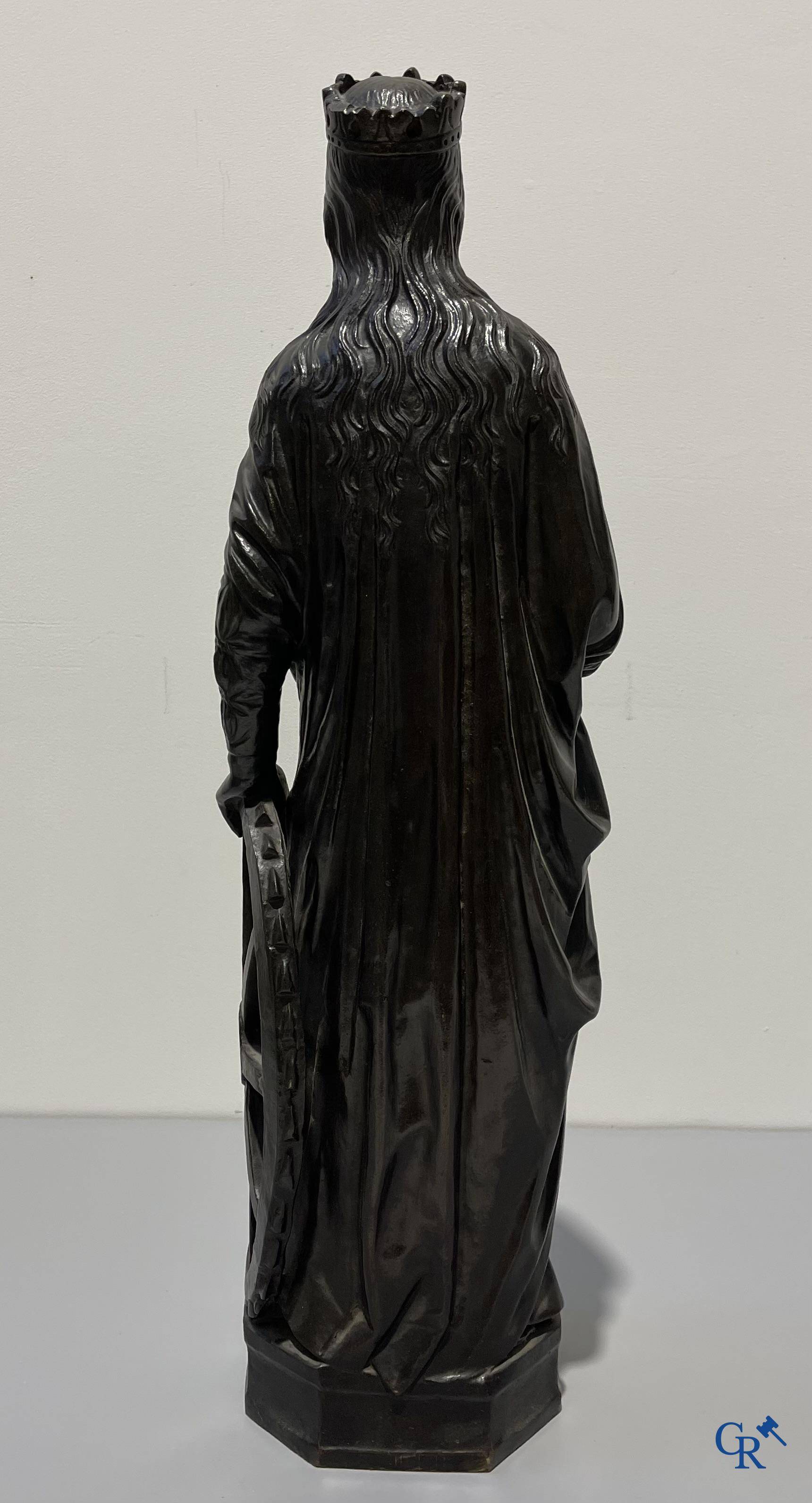 Eugène Laurent (1832-1898) Bronzen beeld met donkere patina van Catharina van Alexandrië met zwaard en karrewiel.