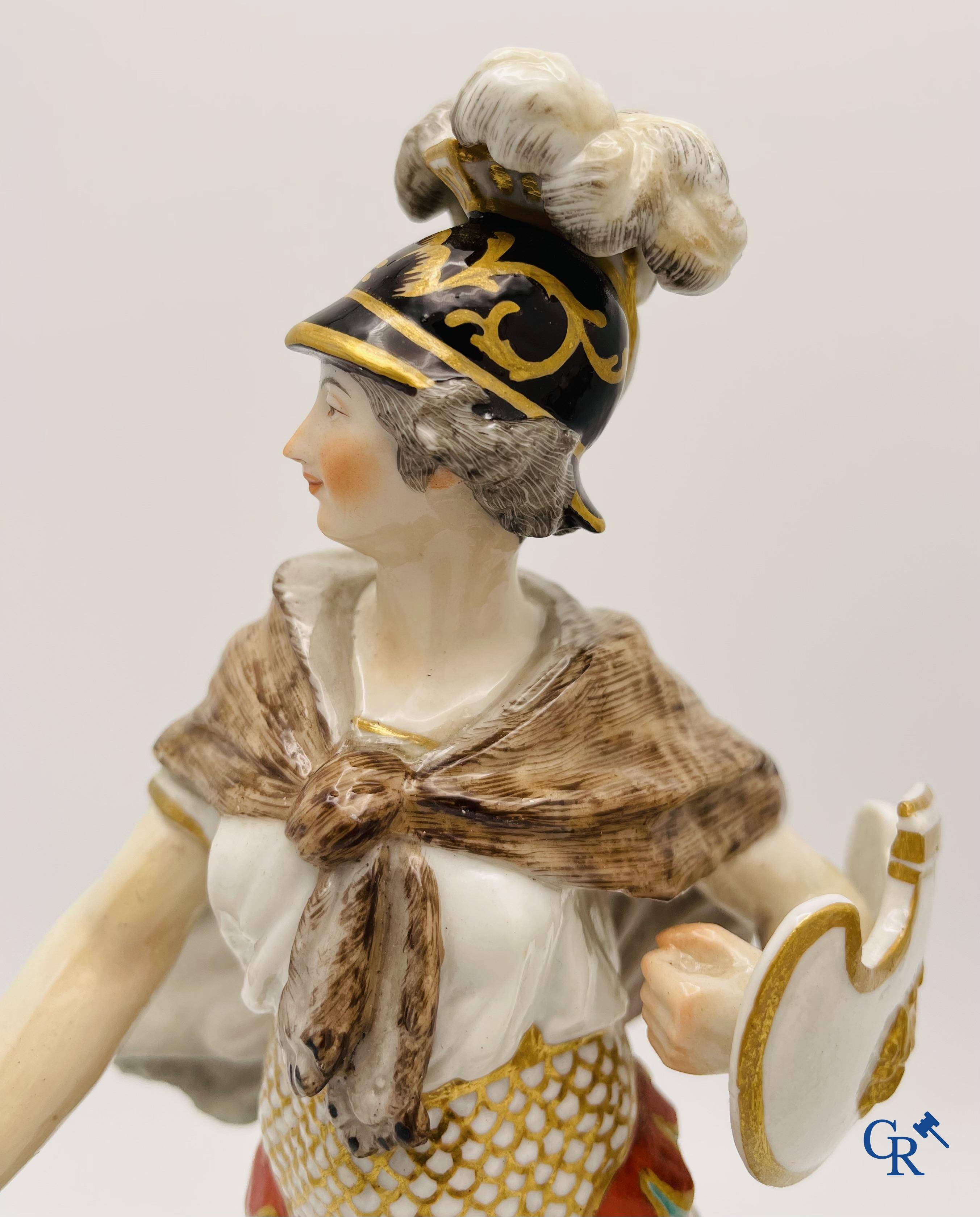 Une paire de figurines en porcelaine polychrome dans le gout de Meissen.