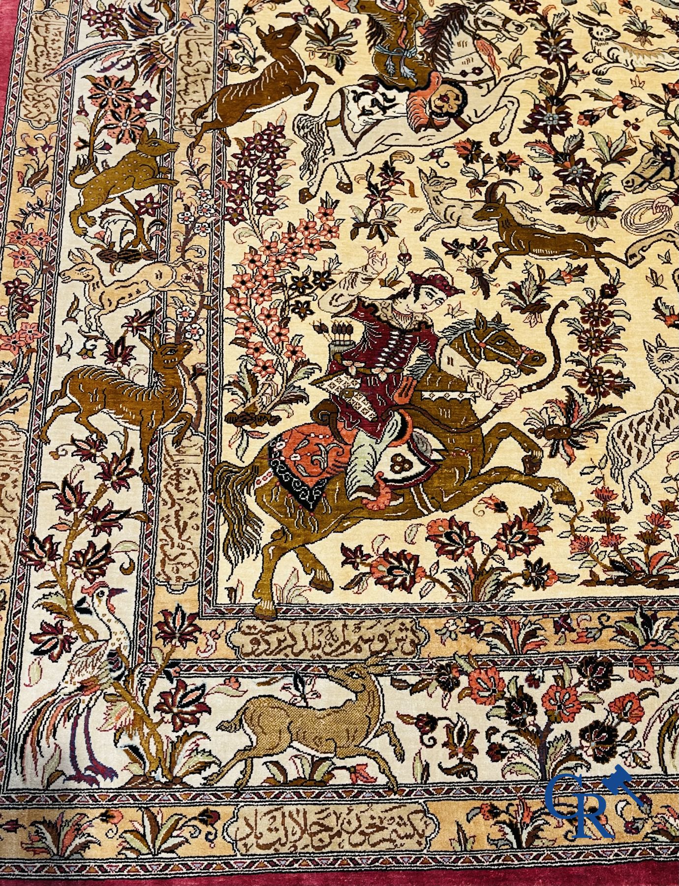 Tapis: Iran, Ghoum. Tapis persan signé en soie avec un décor de chasse.