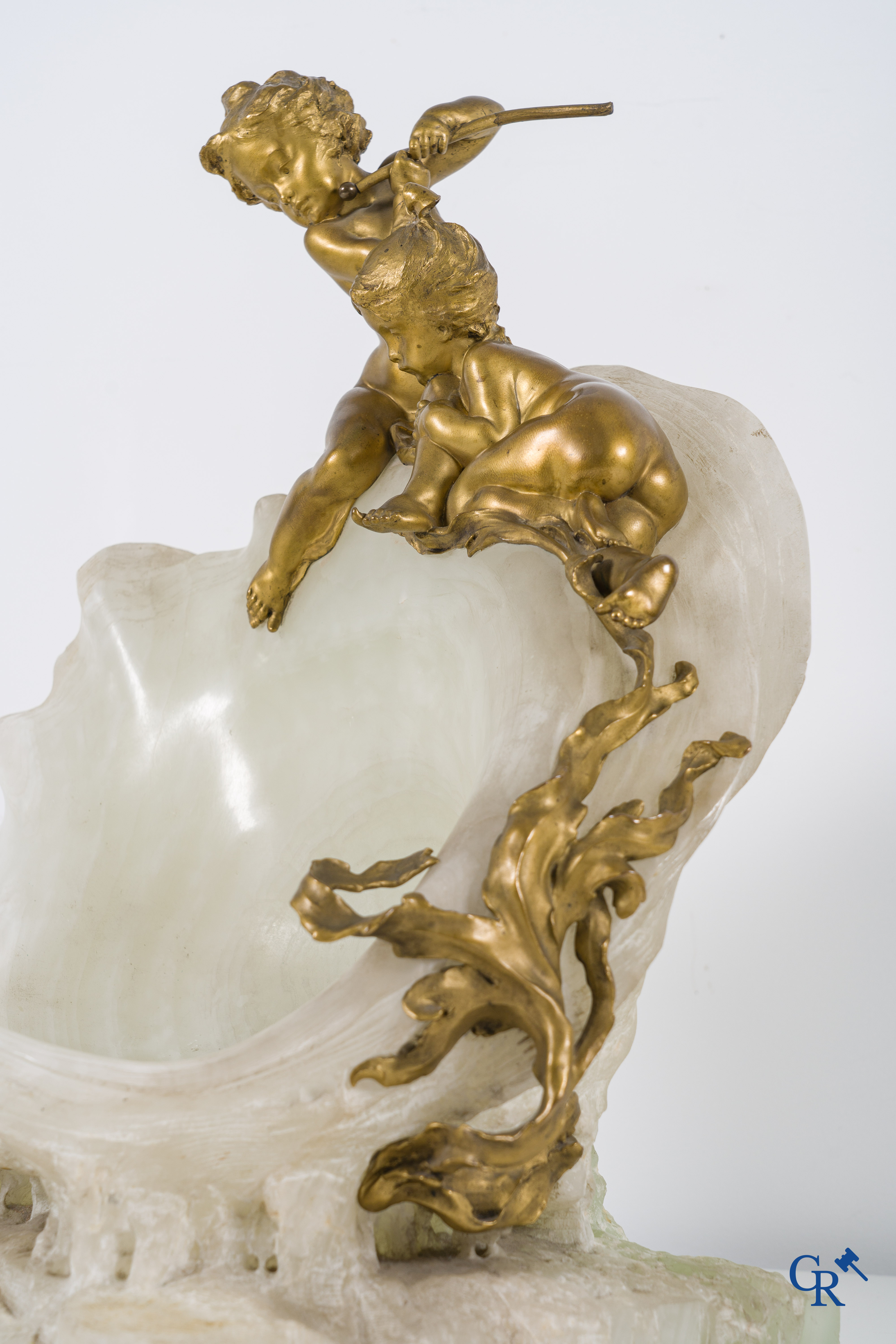 Henri Pernot (1859 - 1937) 2 putti jouant sur un grand coquillage ouvert. Onix blanc et bronze doré. Vers 1900.