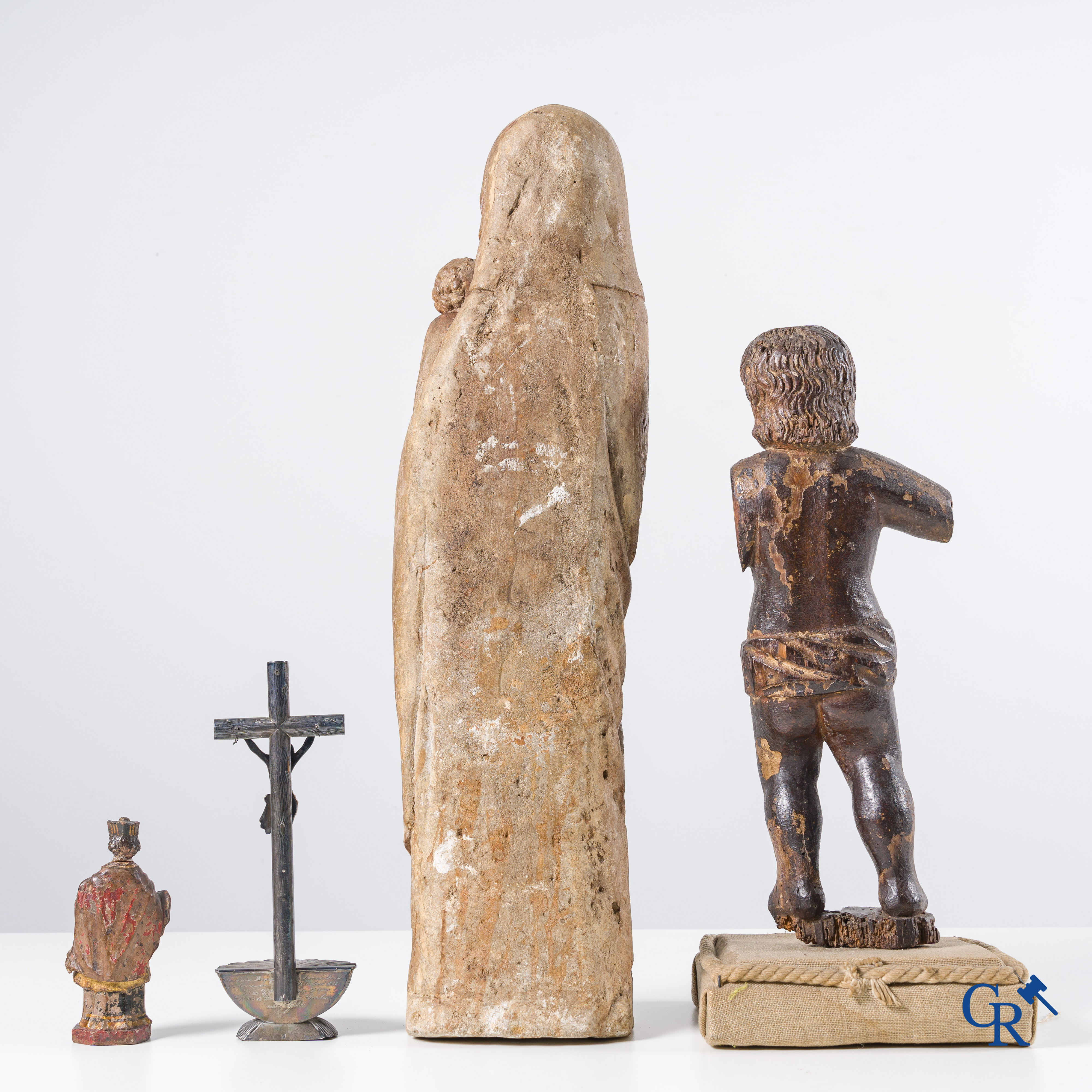 Objets religieux: Un lot avec 6 divers objets religieux en pierre, bois et argent. XVIIe-XVIIIe-XIXe siècle.