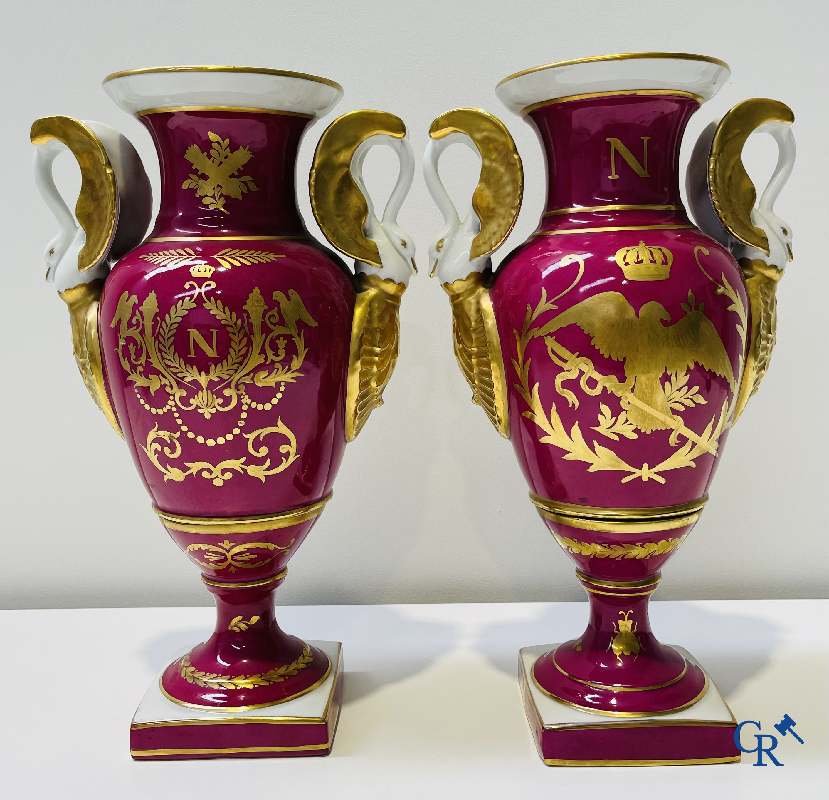 2 grands vases peints à la main en porcelaine de Paris avec des scènes de l'époque napoléonienne. Signé Gillet.