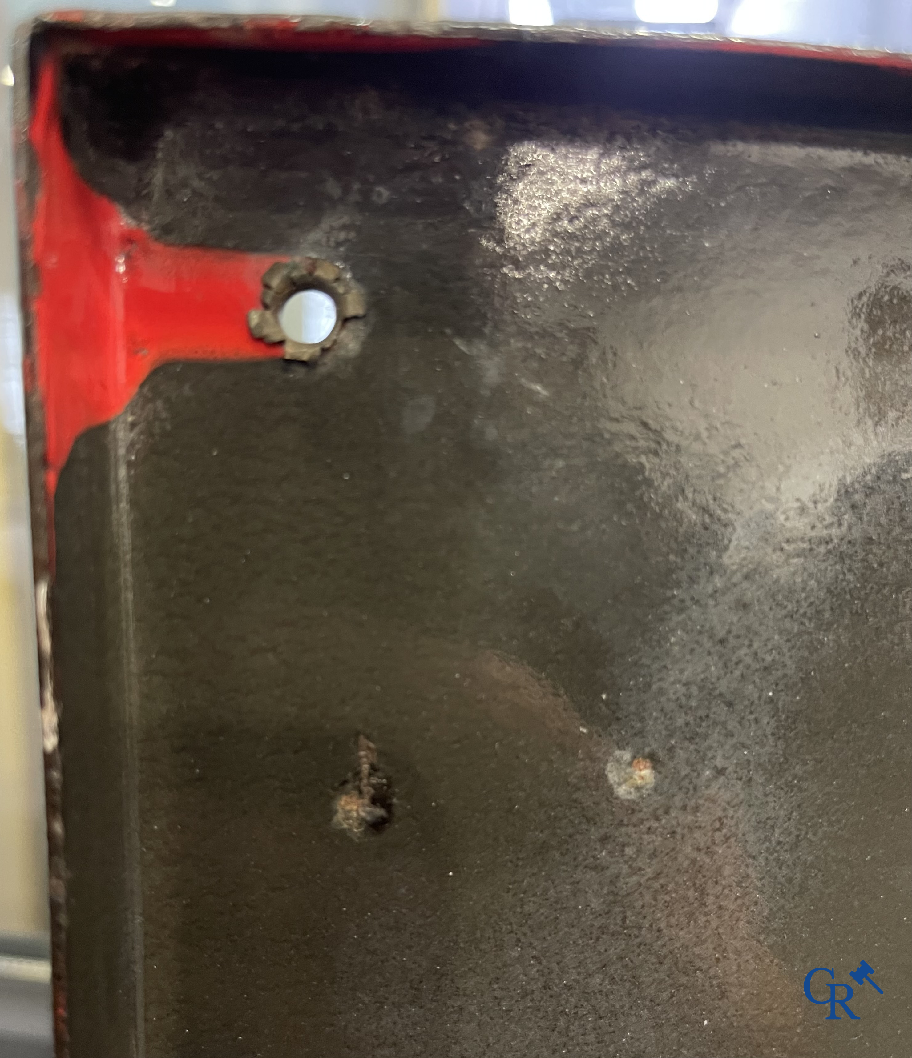 Chocolat Pupier, emaille reclamebord geïllustreerd met het personage ontworpen door Jean D'Ylen. Circa 1930.