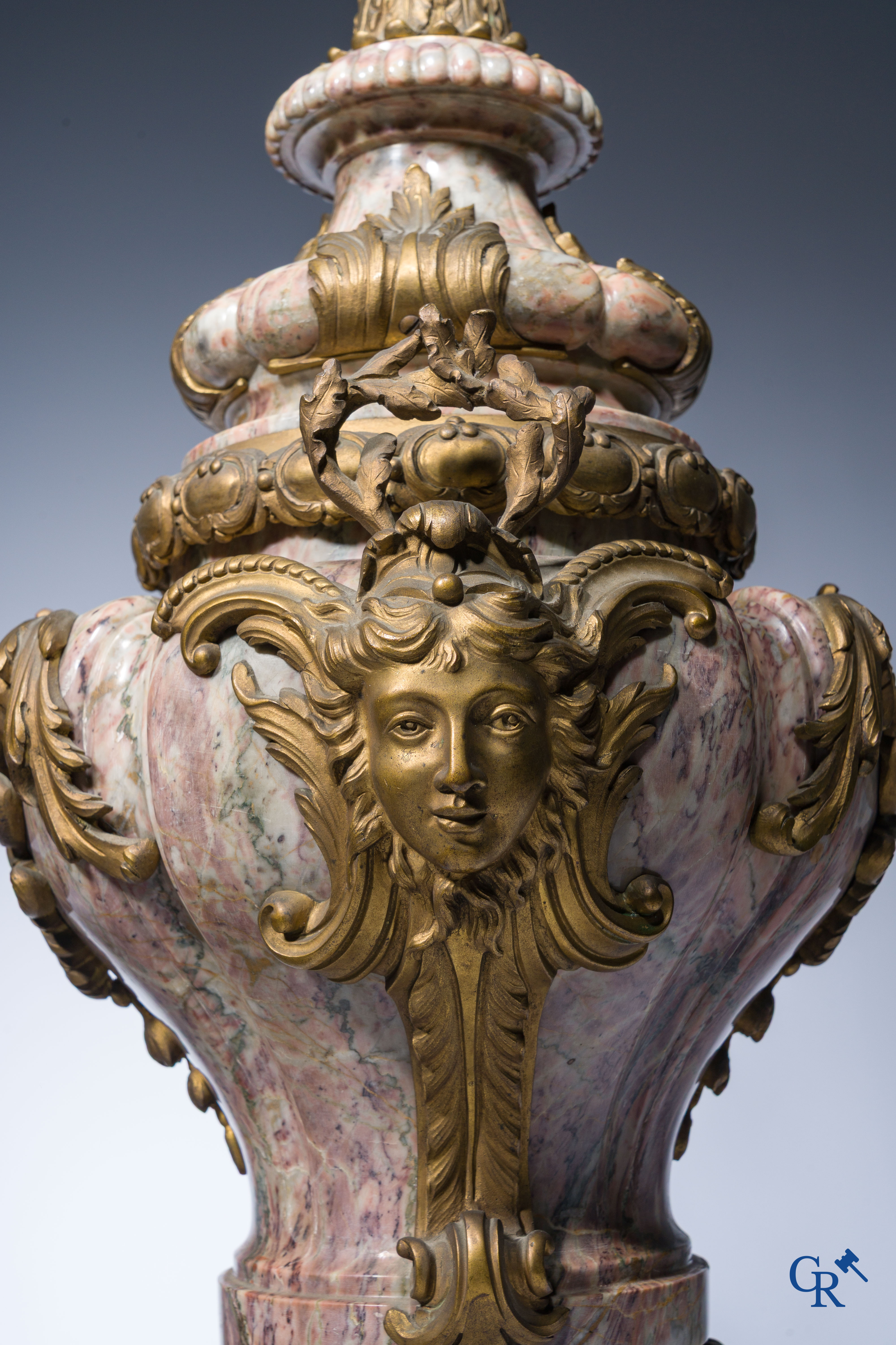 Uitzonderlijk paar cassolettes in fijn gesculpteerde marmer met bronzen monturen. LXVI-Stijl.