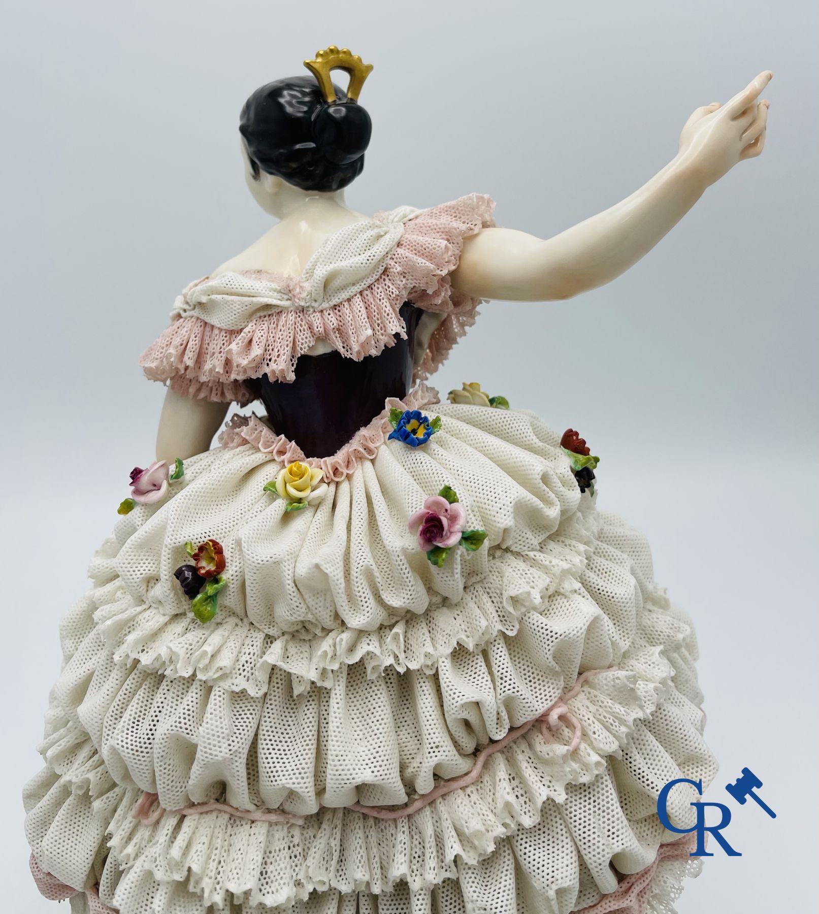 Volkstedt Rudolstadt: Grande figurine d'une danseuse en porcelaine dentelle, "lace porcelain".