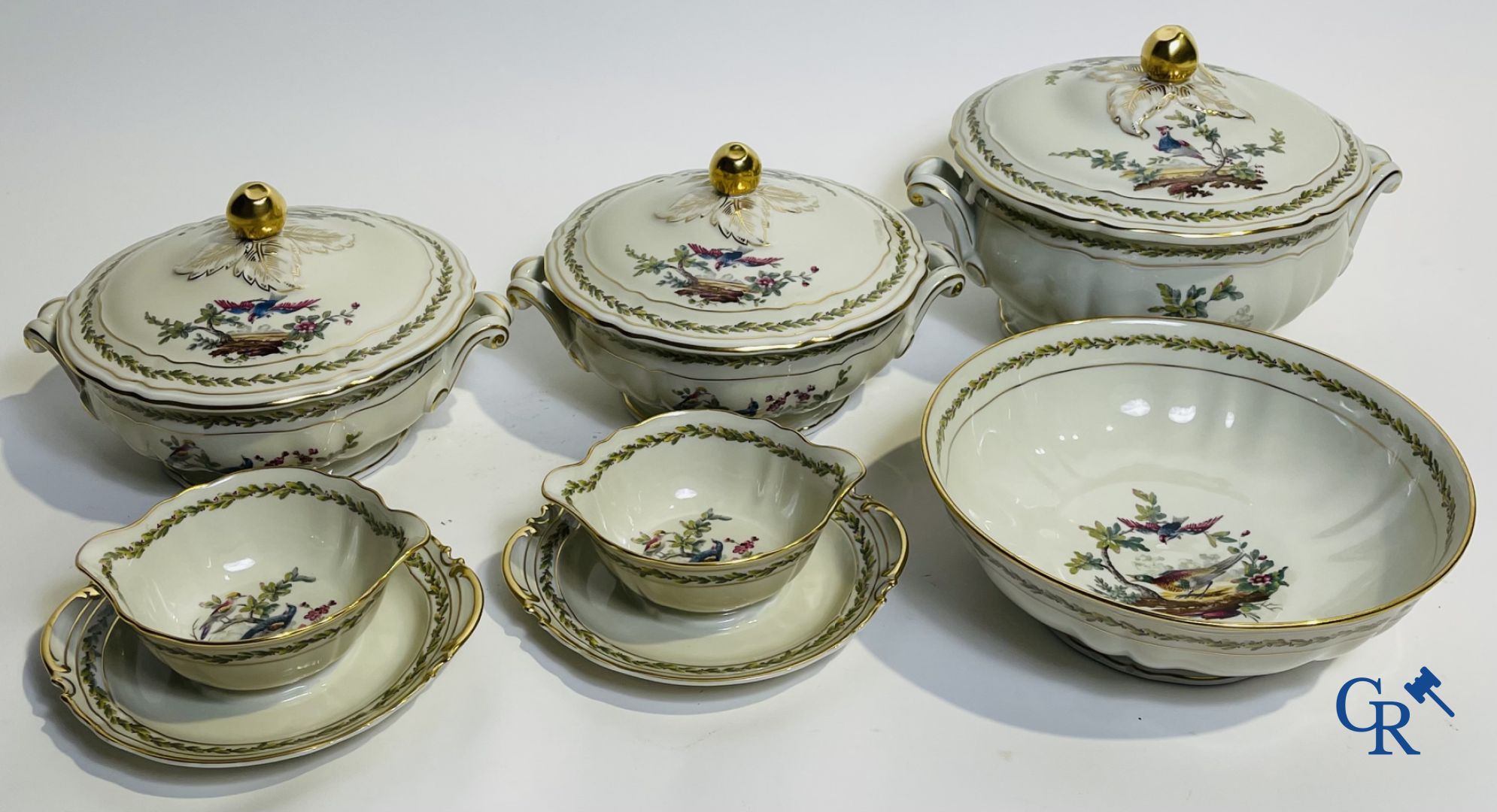 Limoges. L. Bernardaud & Cie. Beautiful dinner set in Limoges porcelain. Model Chevreuse.