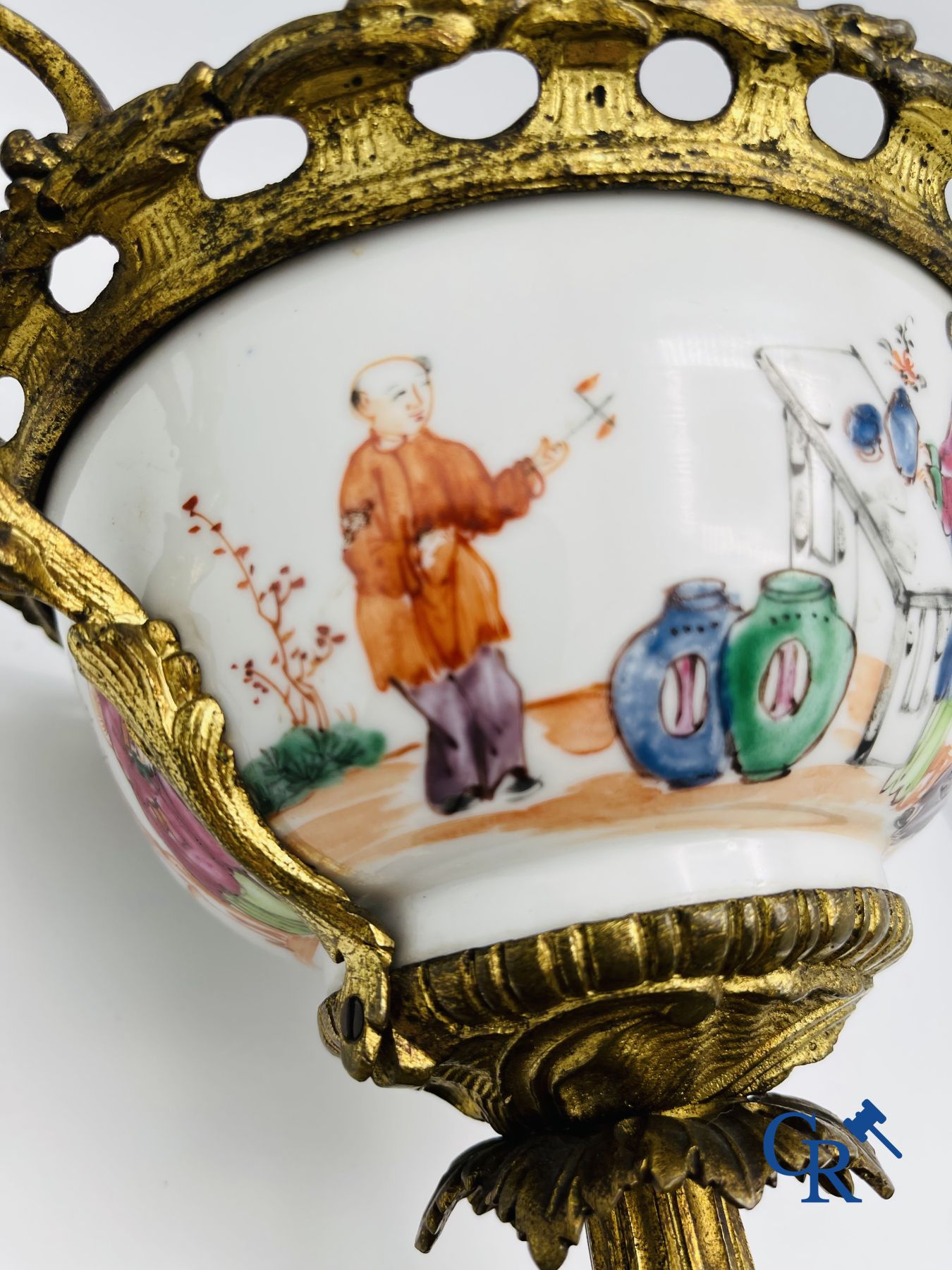 Porcelaine chinoise : Un bol en porcelaine de Chine d'exportation 18ème monté dans une monture en bronze doré.