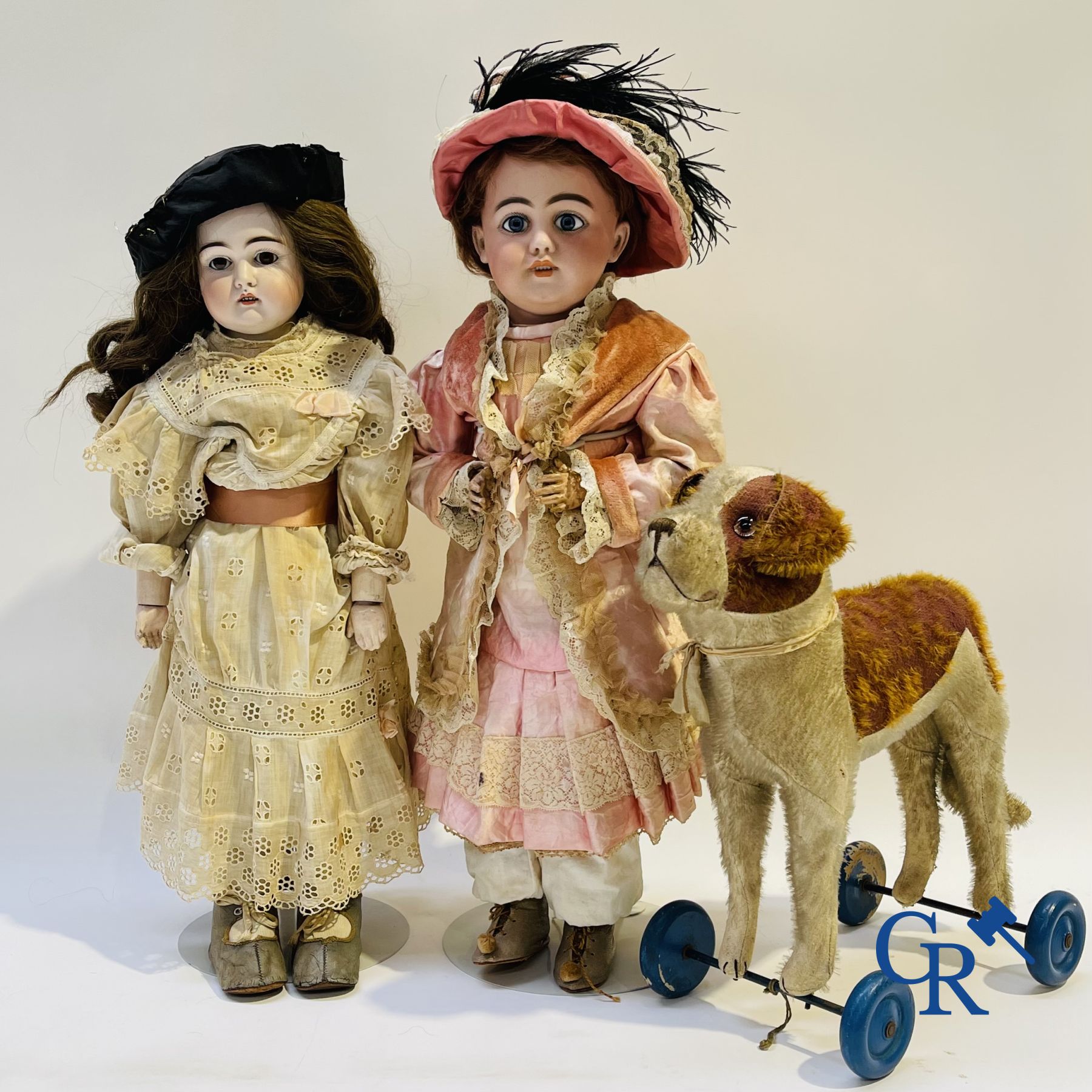 Jouets: poupées anciennes: Joli lot de 2 poupées anciennes tête porcelain et un chien sur roulettes.