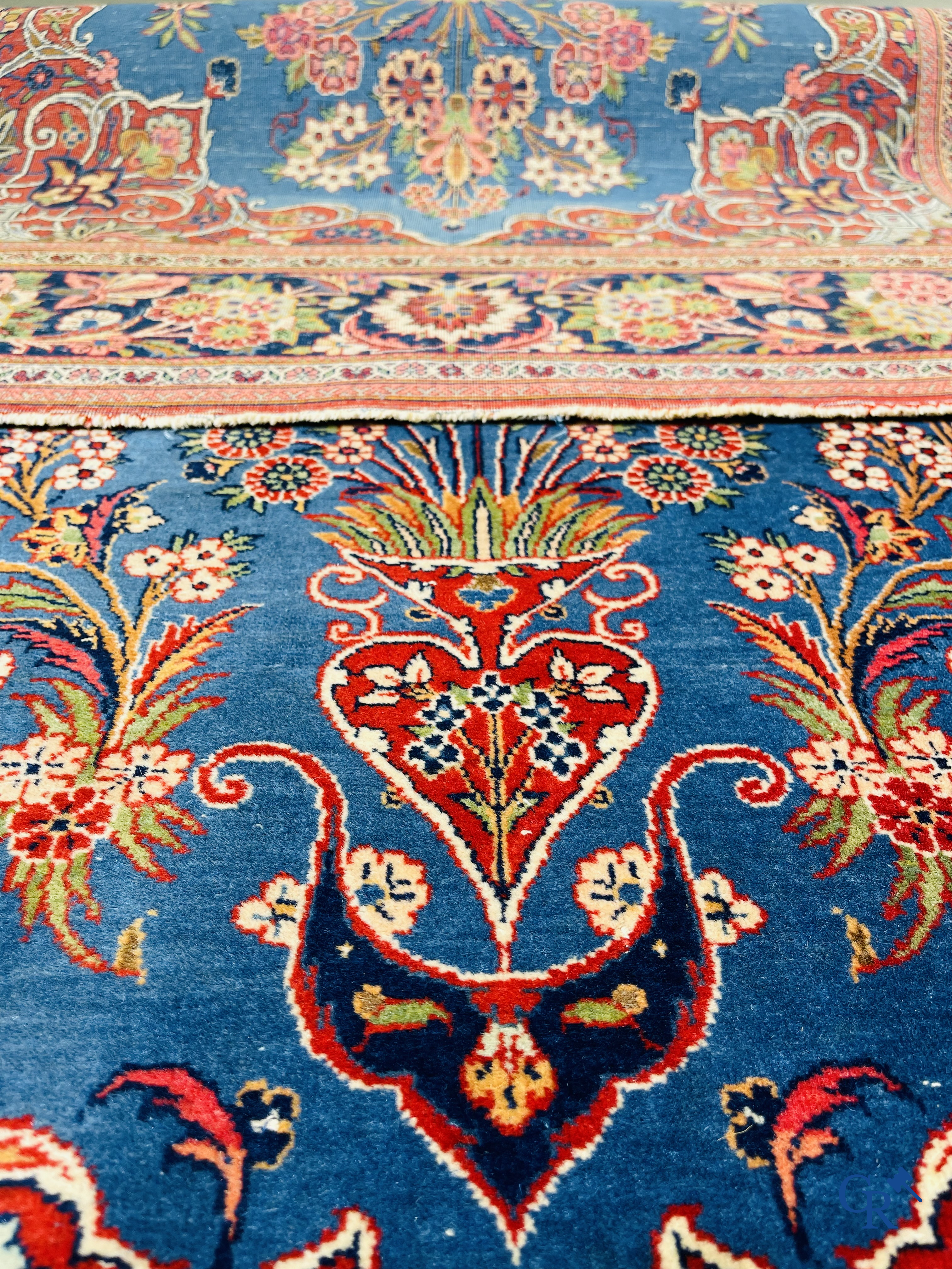 Tapis d'orient: Iran, tapis persan antique finement noué à la main avec des fleurs et des vases à fleurs.