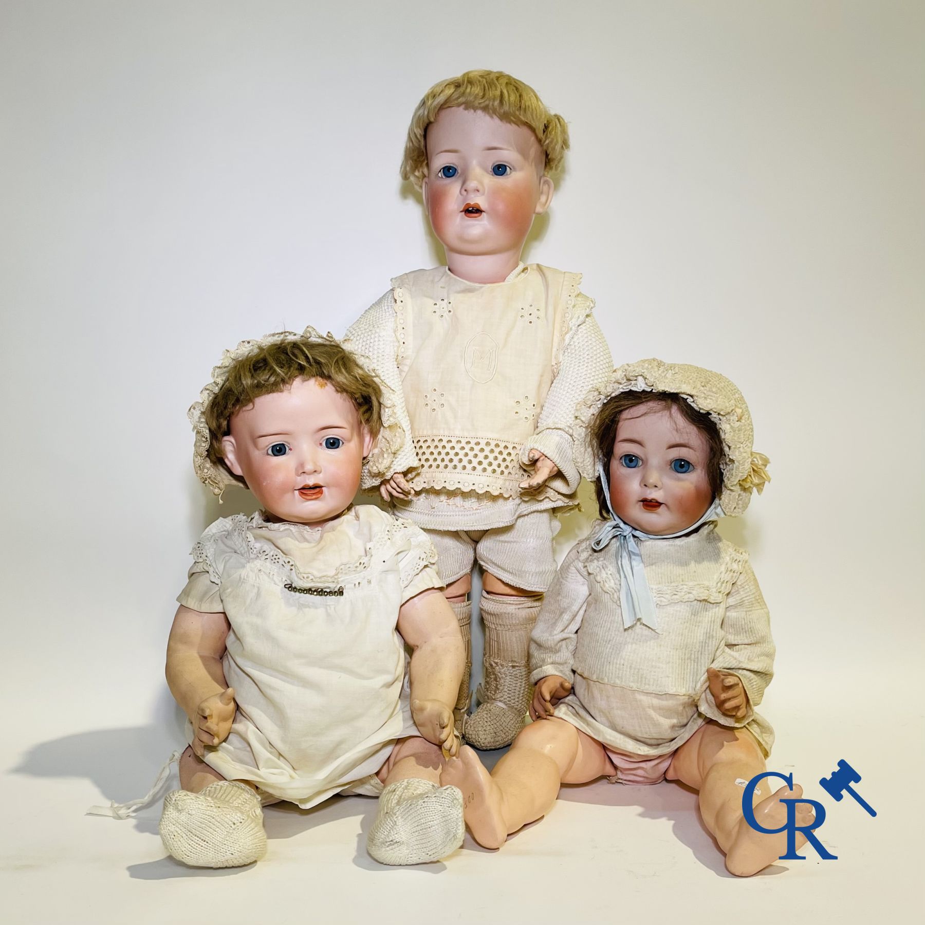 Jouets: poupées anciennes: un lot de 3 poupées anciennes, tête porcelaine.