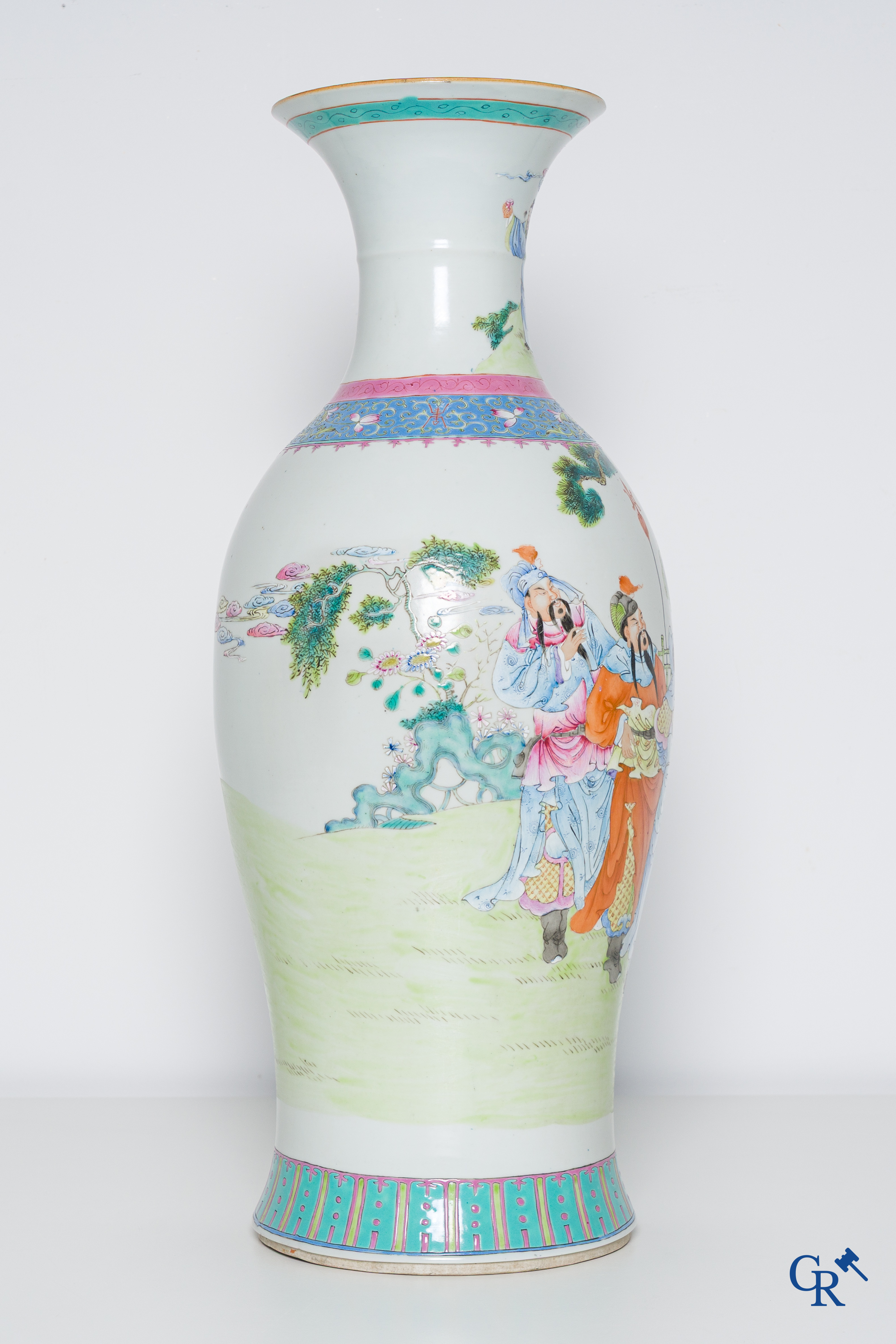 Art Asiatique, un vase en porcelaine famille rose avec des guerriers.