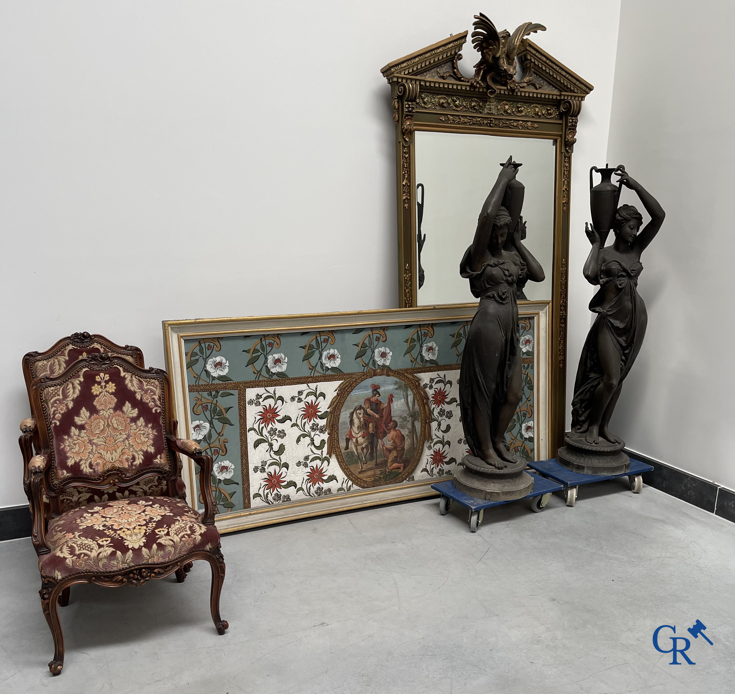 Un grand miroir de cheminée patiné avec un dragon. Vers 1900.