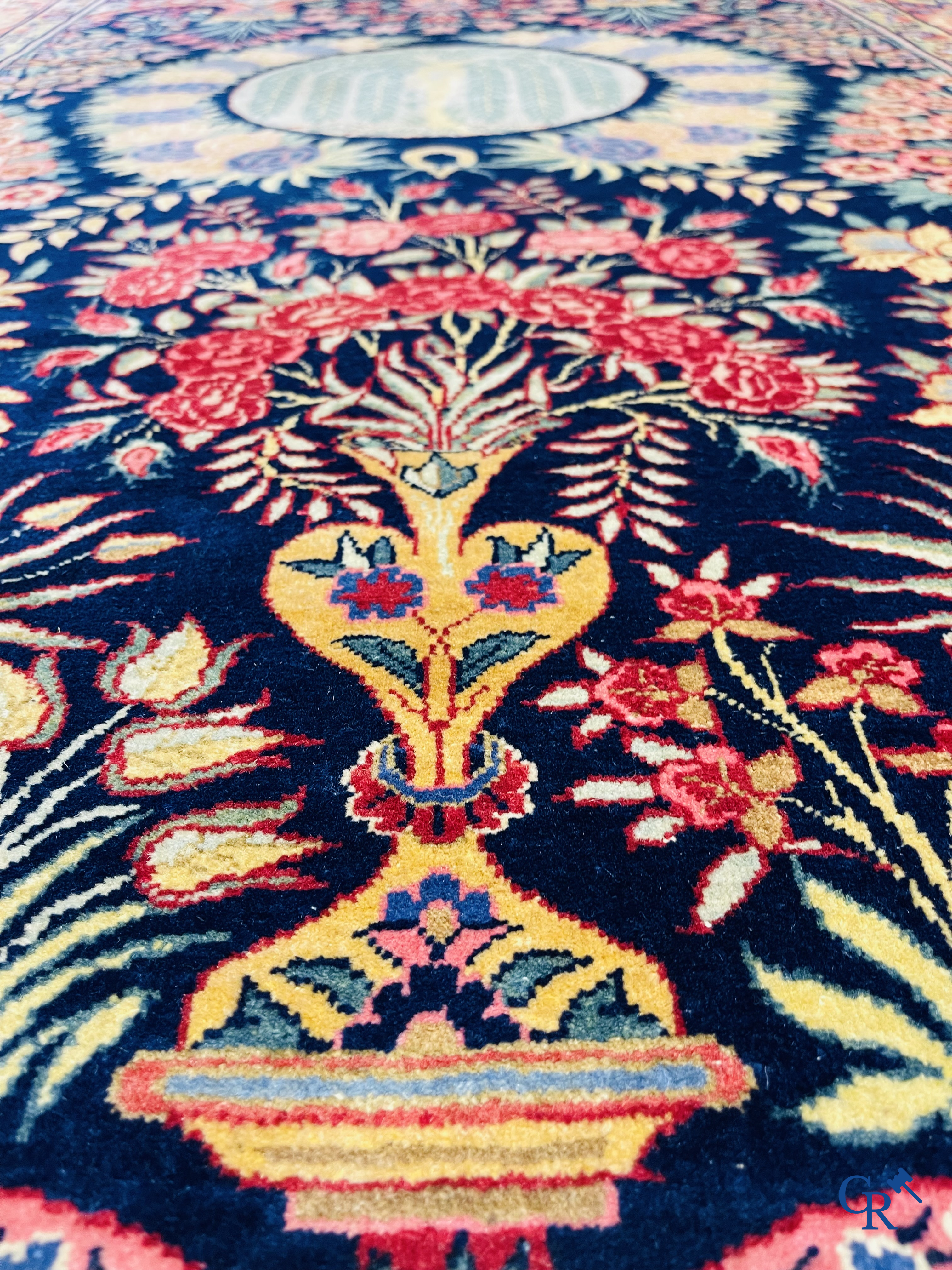 Tapis orientaux: Un tapis oriental finement noué avec un décor floral. Signé.