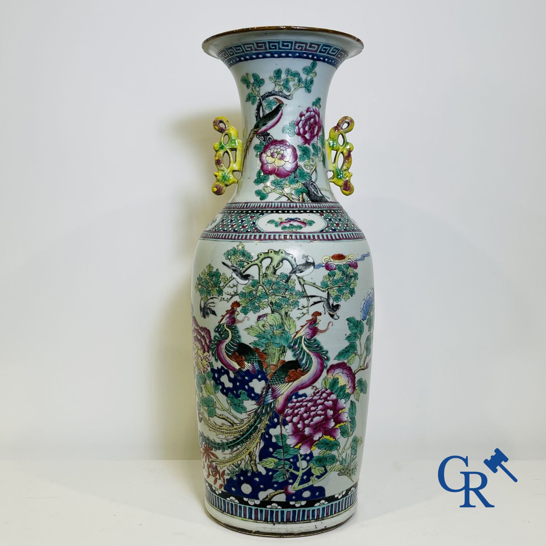 Porcelaine Chinois: Vase Chinois famille rose à double décor de lions bouddhistes, phénix, oiseaux et pivoines.