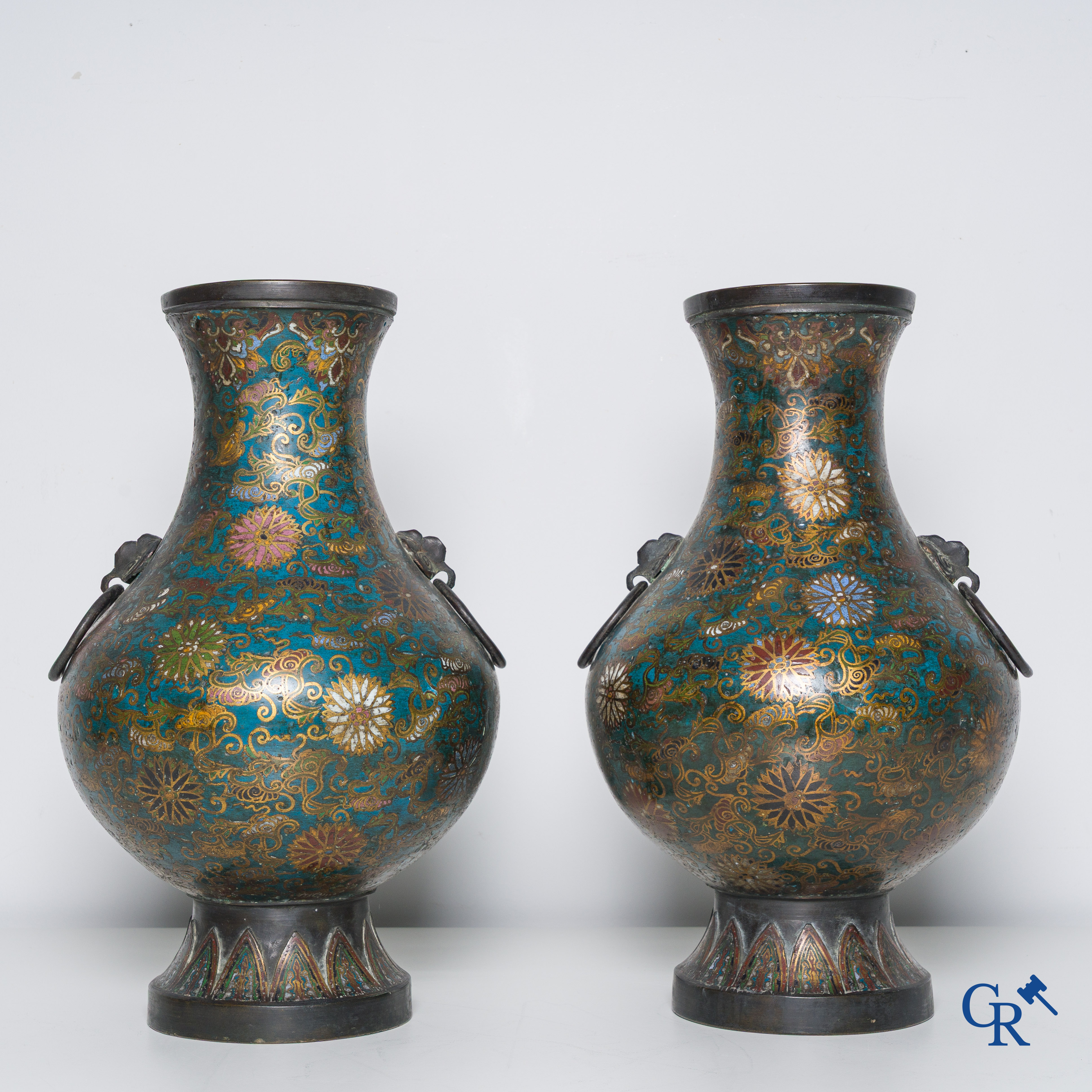 Art Asiatique, une paire de vases chinois en cloisonné. Marqué.