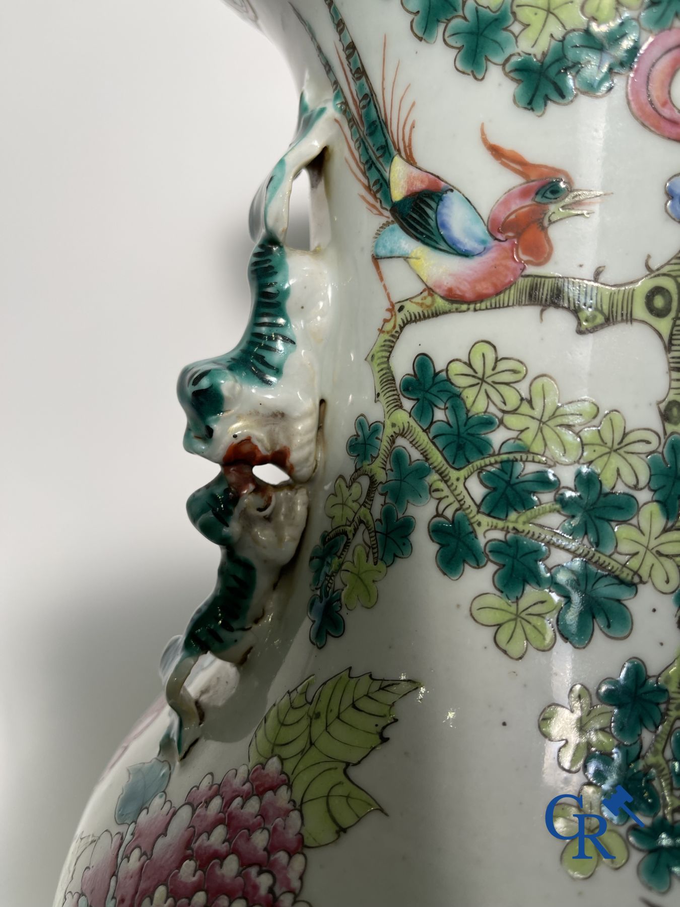 Art Asiatique : Vase en porcelaine chinois de la famille rose avec un décor d'oiseaux et de pivoines. 19ème siècle.