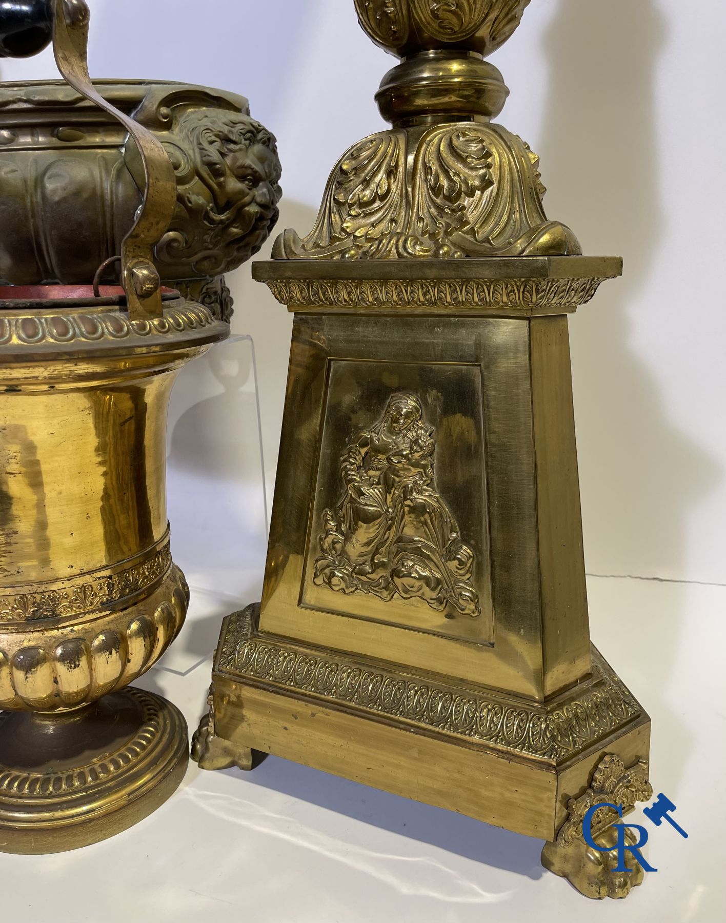 Lot d'objets religieux en bois et cuivre. XVIIIe - XIXe siècle. 4 chandeliers, une jardinière en cuivre, une cloche d'église et autres.