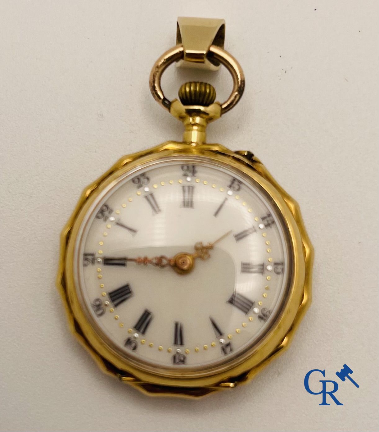 Juweel/Uurwerken: Parelsnoer met sluiting in witgoud 18K en een dameszakhorloge in goud 18K.