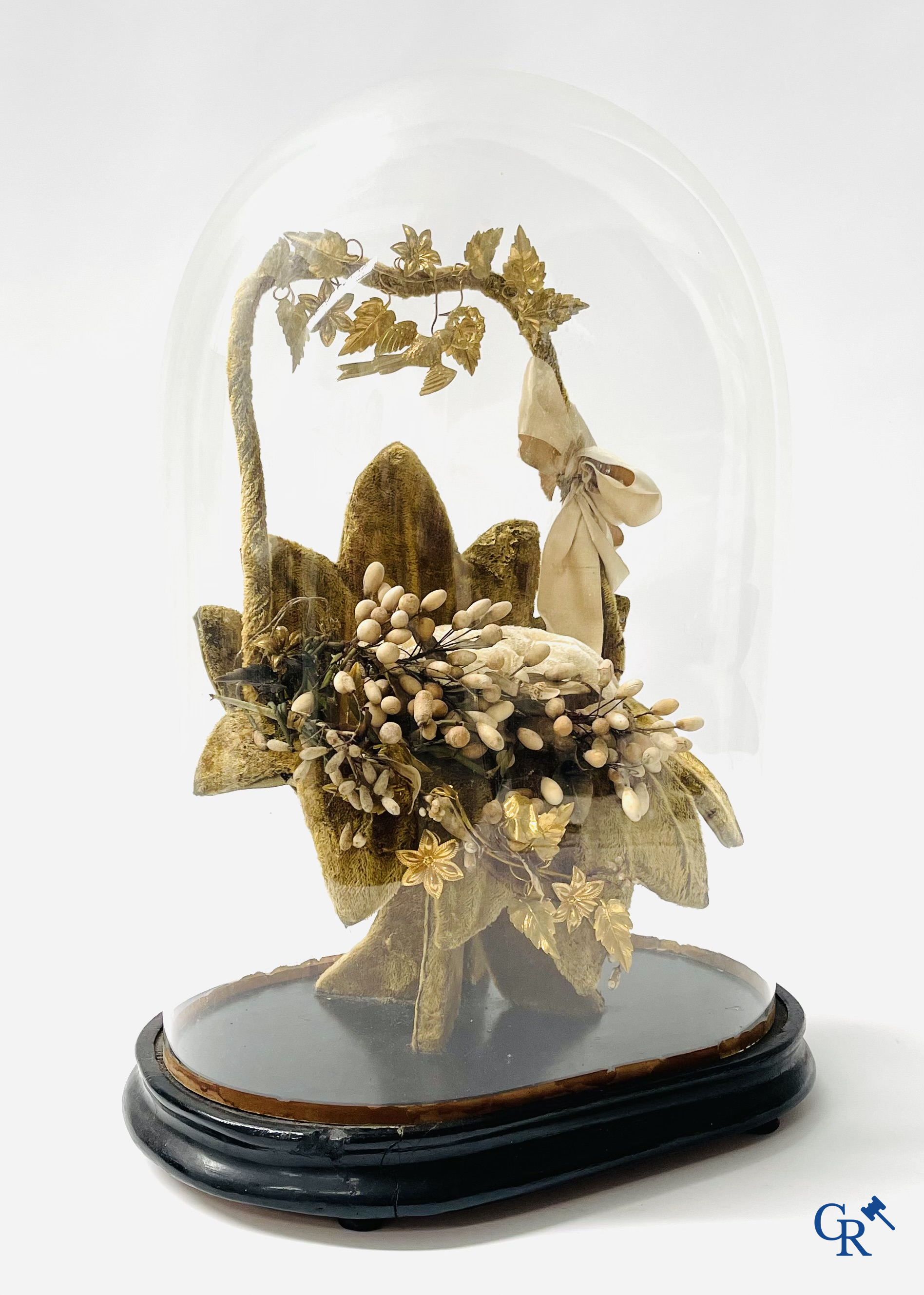 2 globes en verre avec un bouquet de mariage sur une base ornée d'ornements en laiton doré. vers 1900.