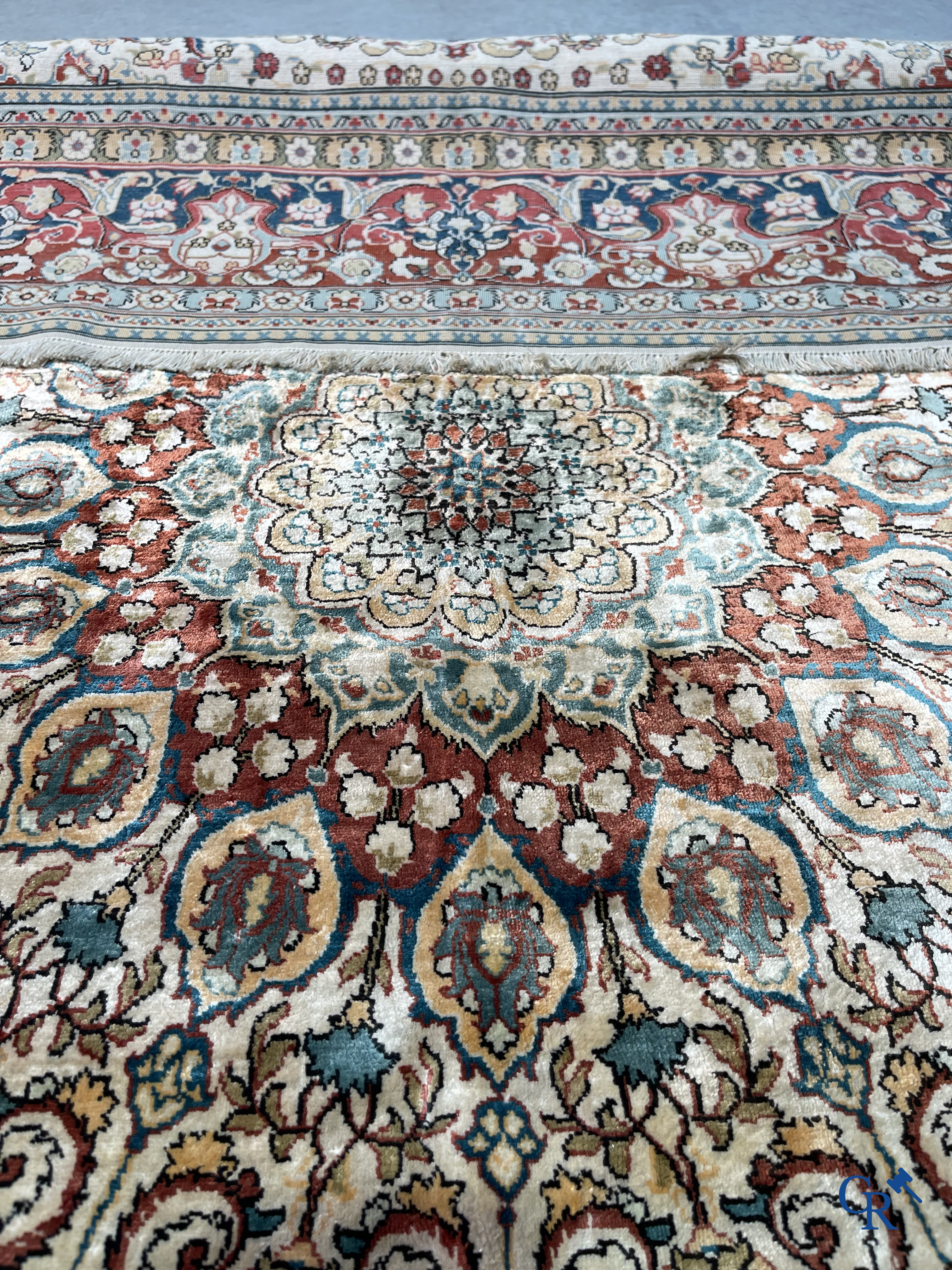 Tapis d'Orient: Hereke, un tapis en soie finement noué au décor floral.