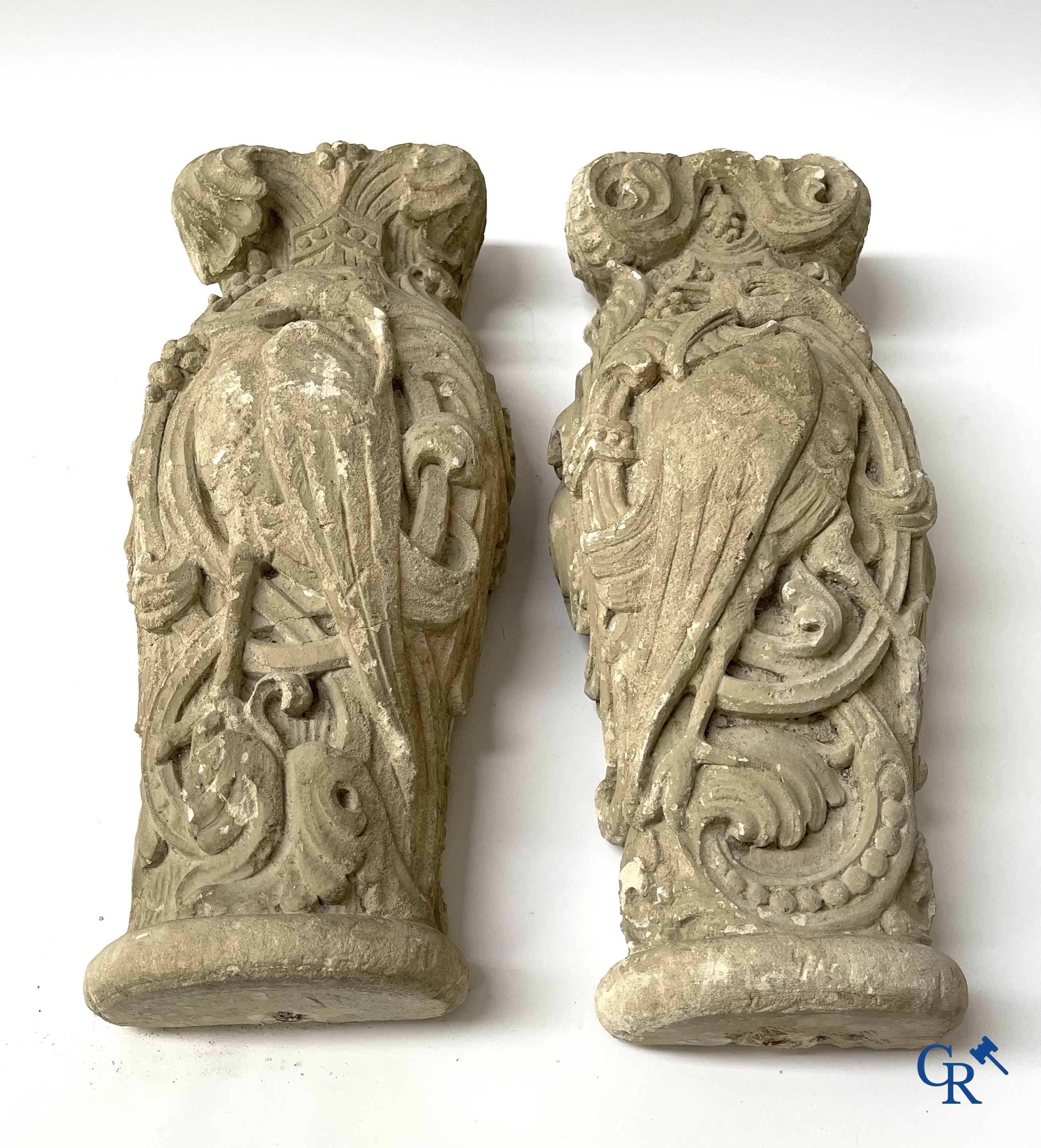 Paar gebeeldhouwde kalkstenen kapitelen. Frankrijk, hoogstwaarschijnlijk Champagnestreek, XIIe eeuw.