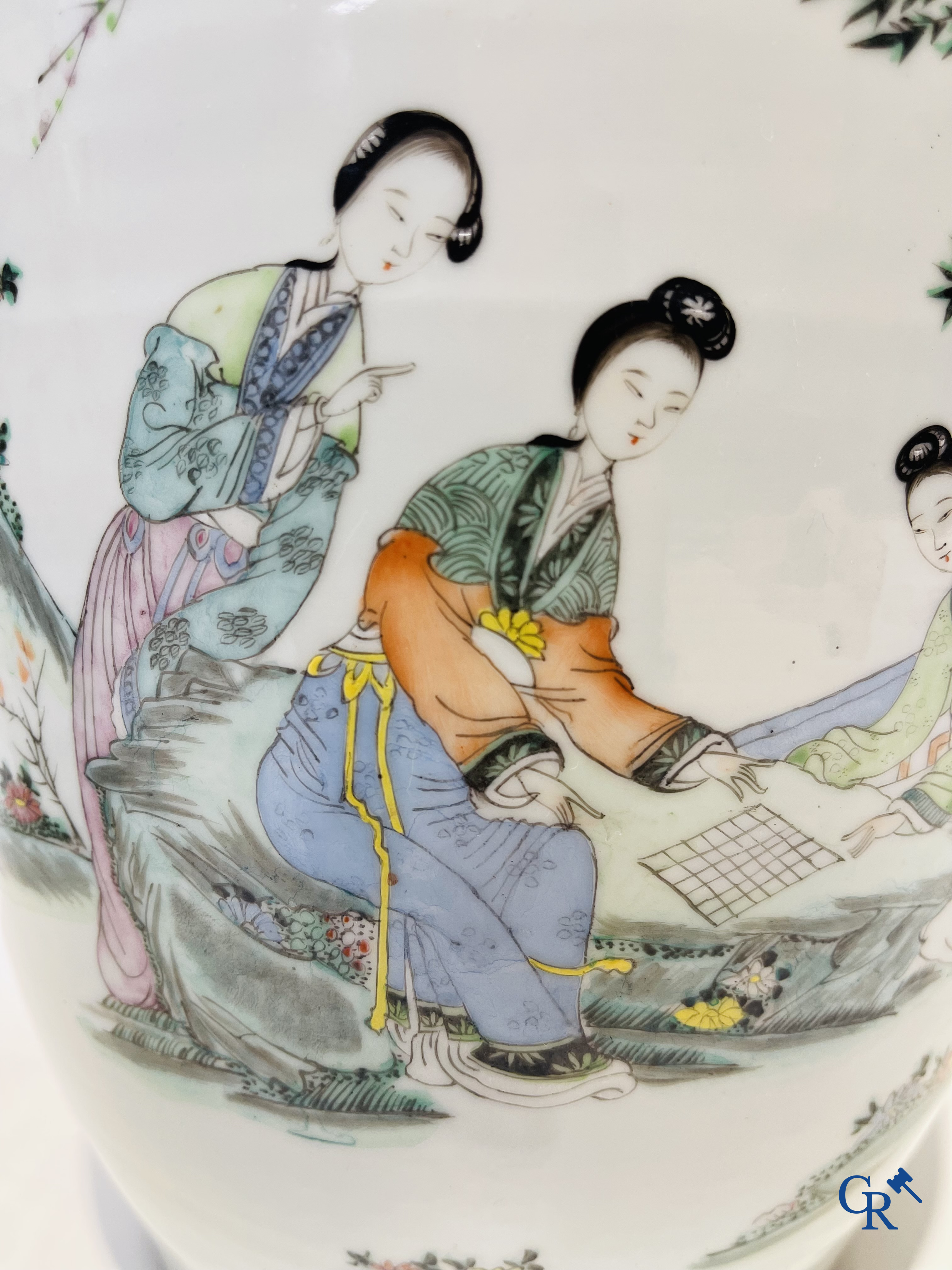 Art Asiatique: Porcelaine chinoise, paire de vases Chinois avec des dames dans un jardin. Période République.