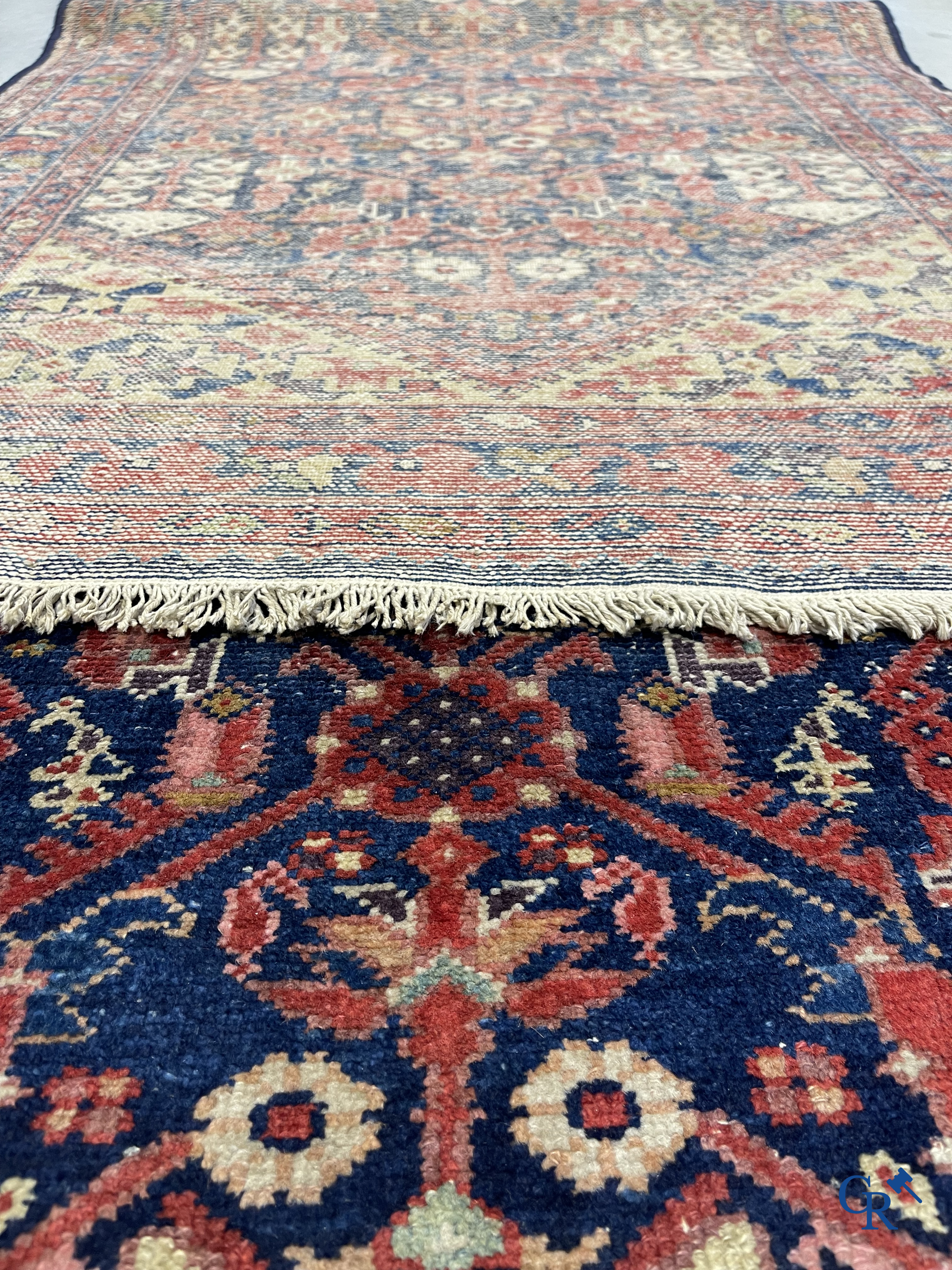 Tapis orientaux: Tapis oriental antique noué à la main.