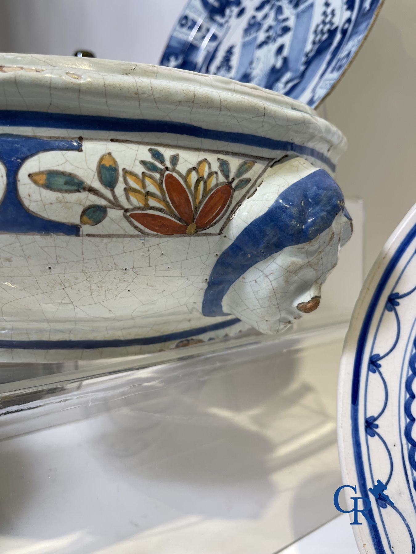 Een gedeelte van een Noord-franse fontein en verschillende stuks faience en diverse antiquiteiten.