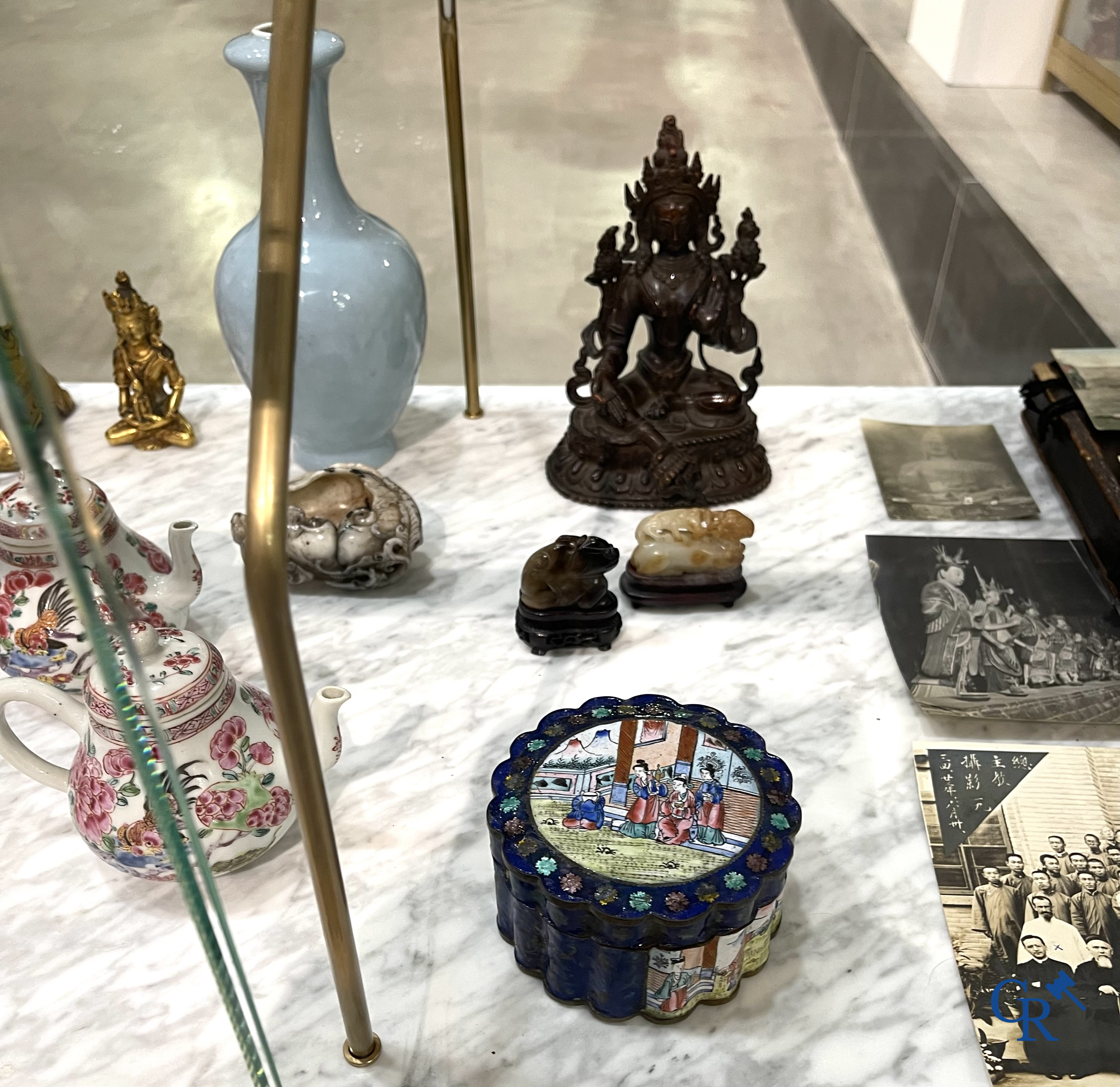 Aziatica, Chinees porselein. 2 Chinese famille rose theepotten met hanen en katten. 18e eeuw.