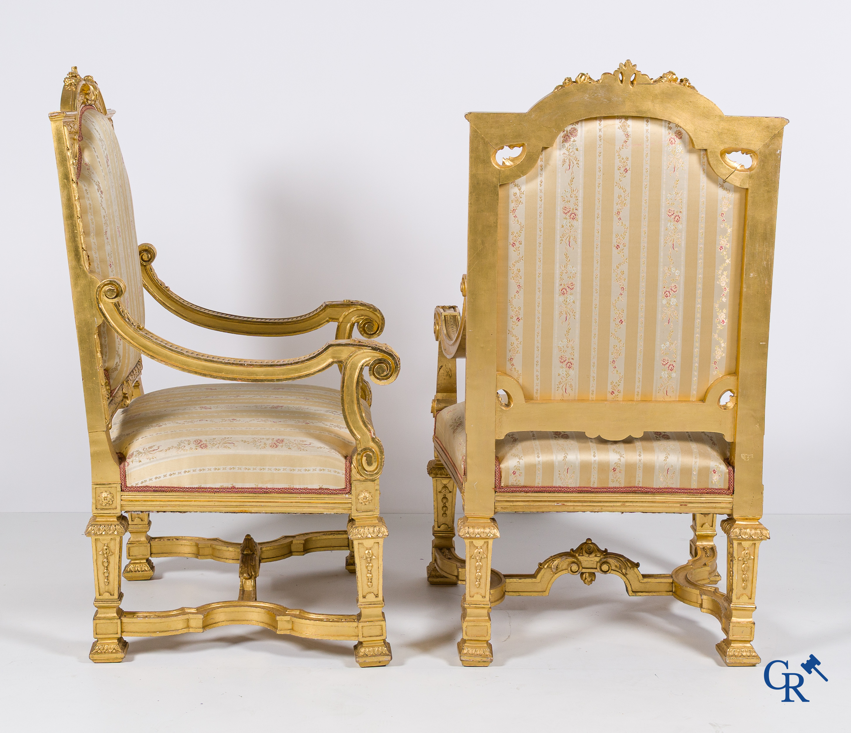 Napoleon III-periode. Een imposante 5-delig rijkelijk hout gesculpteerde en vergulde salon. Circa 1880.