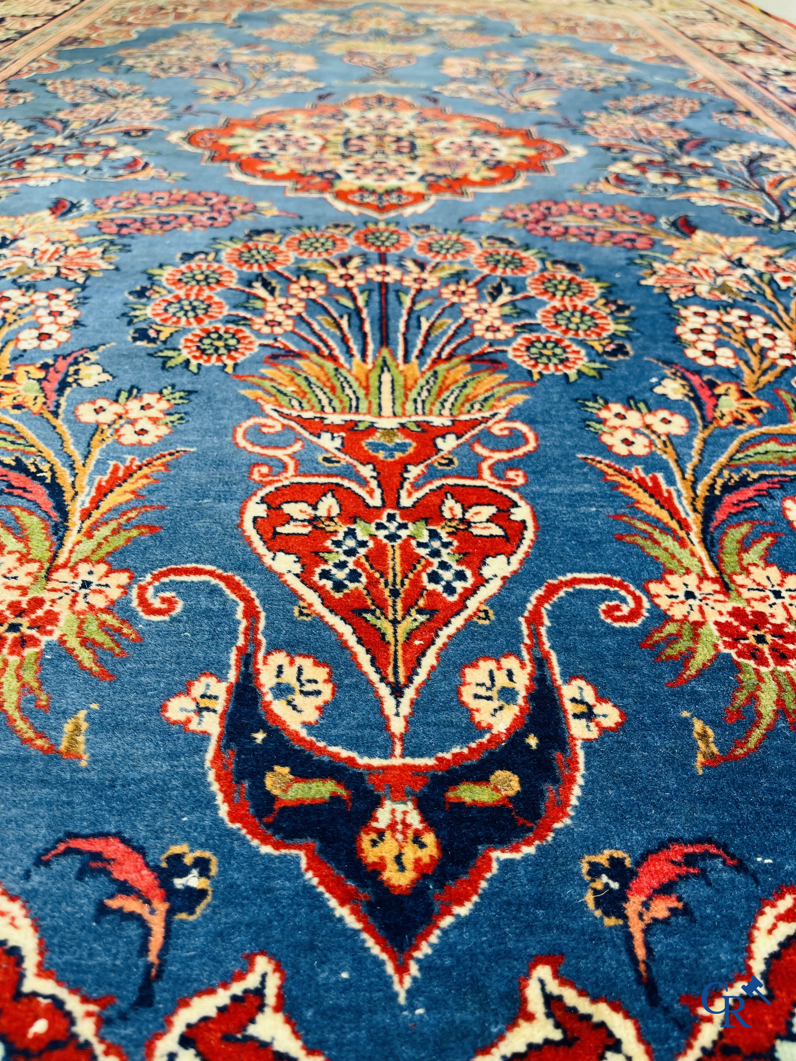 Tapis d'orient: Iran, tapis persan antique finement noué à la main avec des fleurs et des vases à fleurs.