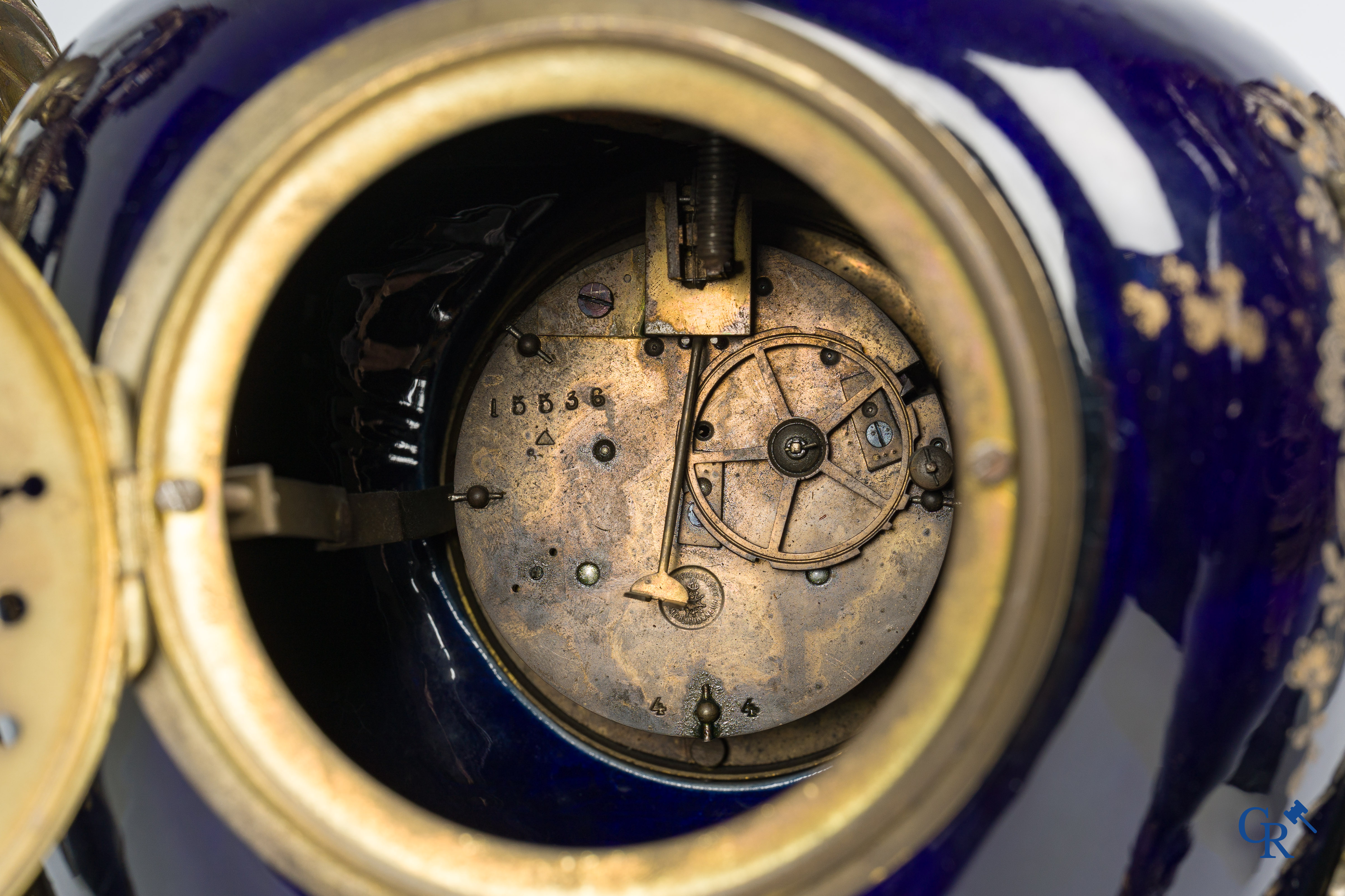 Sèvres, grande garniture de cheminée en porcelaine de Sèvres et montures en bronze. Travail français vers 1900.