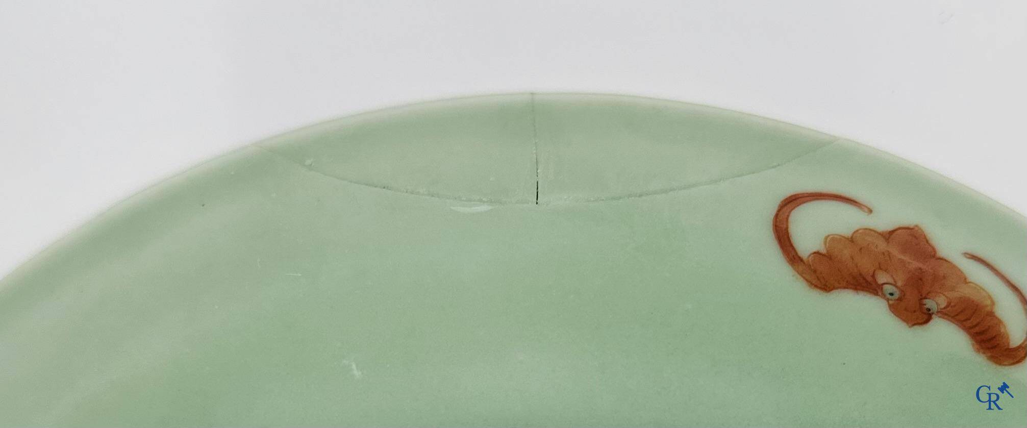 Een fijne Chinese porselein celadon schotel met een decor van "Shou."