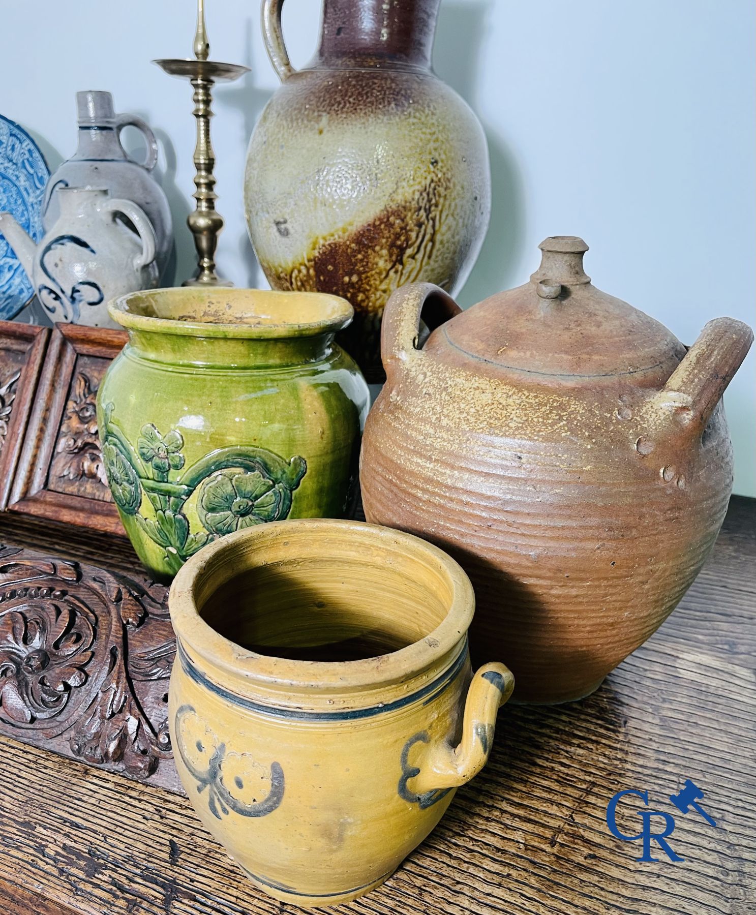 Groot lot met diverse antiquiteiten.