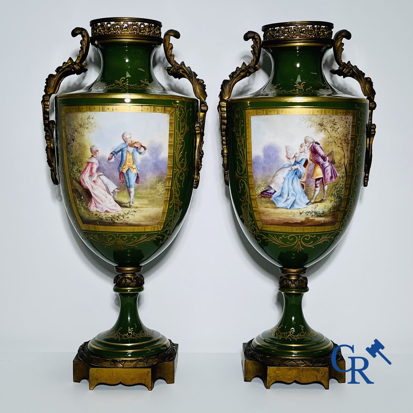 Sèvres: Paire de vases en porcelaine de Sevres et bronze. Signé Leduc.