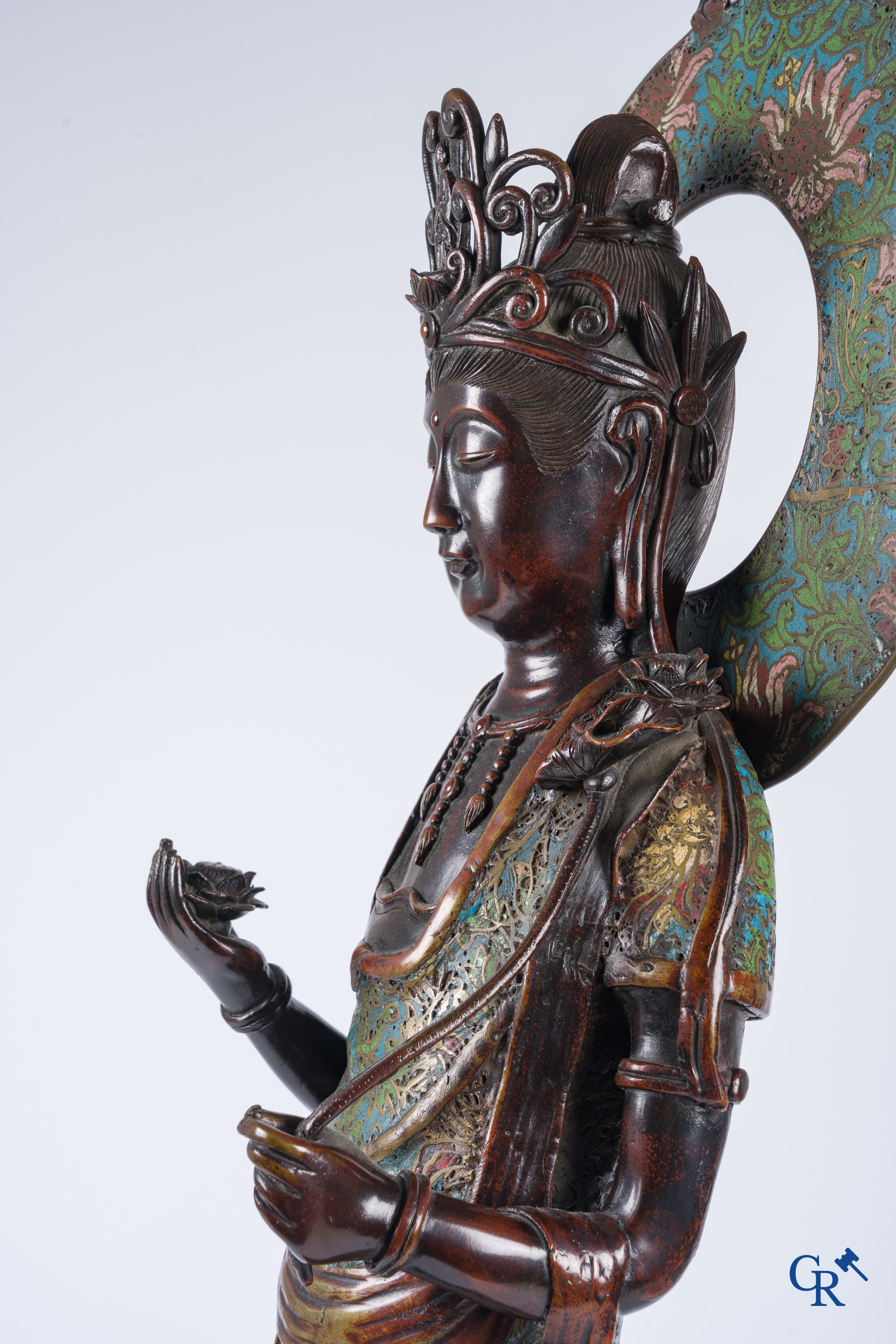 Aziatica, een grote Japanse champlevé bronzen figuur van een staande Guanyin. 19de eeuw.