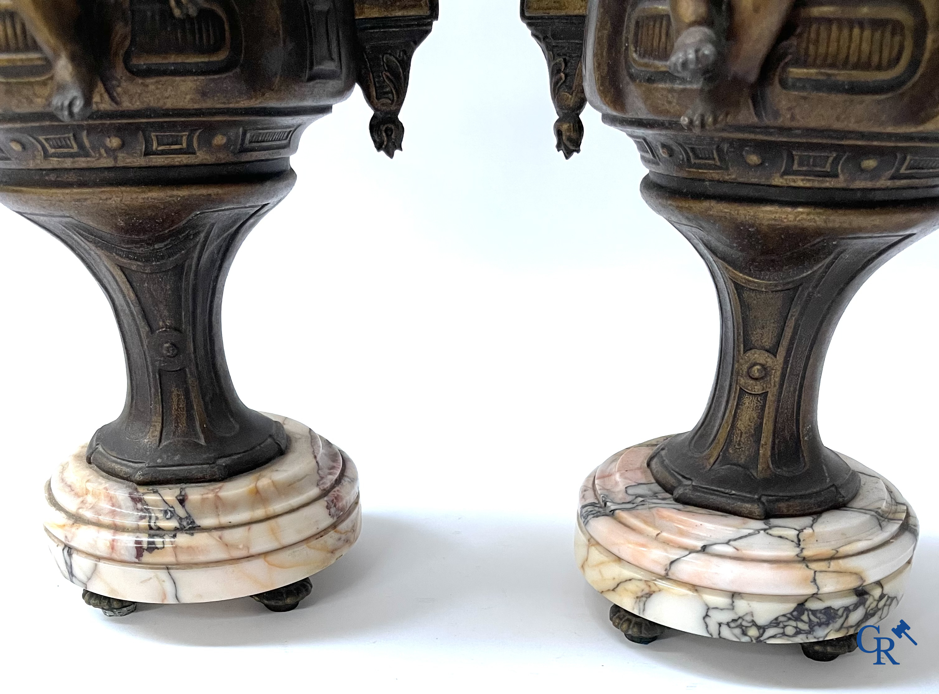 Louis & François Moreau (d'àprès). Grande garniture de cheminée 3 pièces en régule et marbre. Vers 1910.