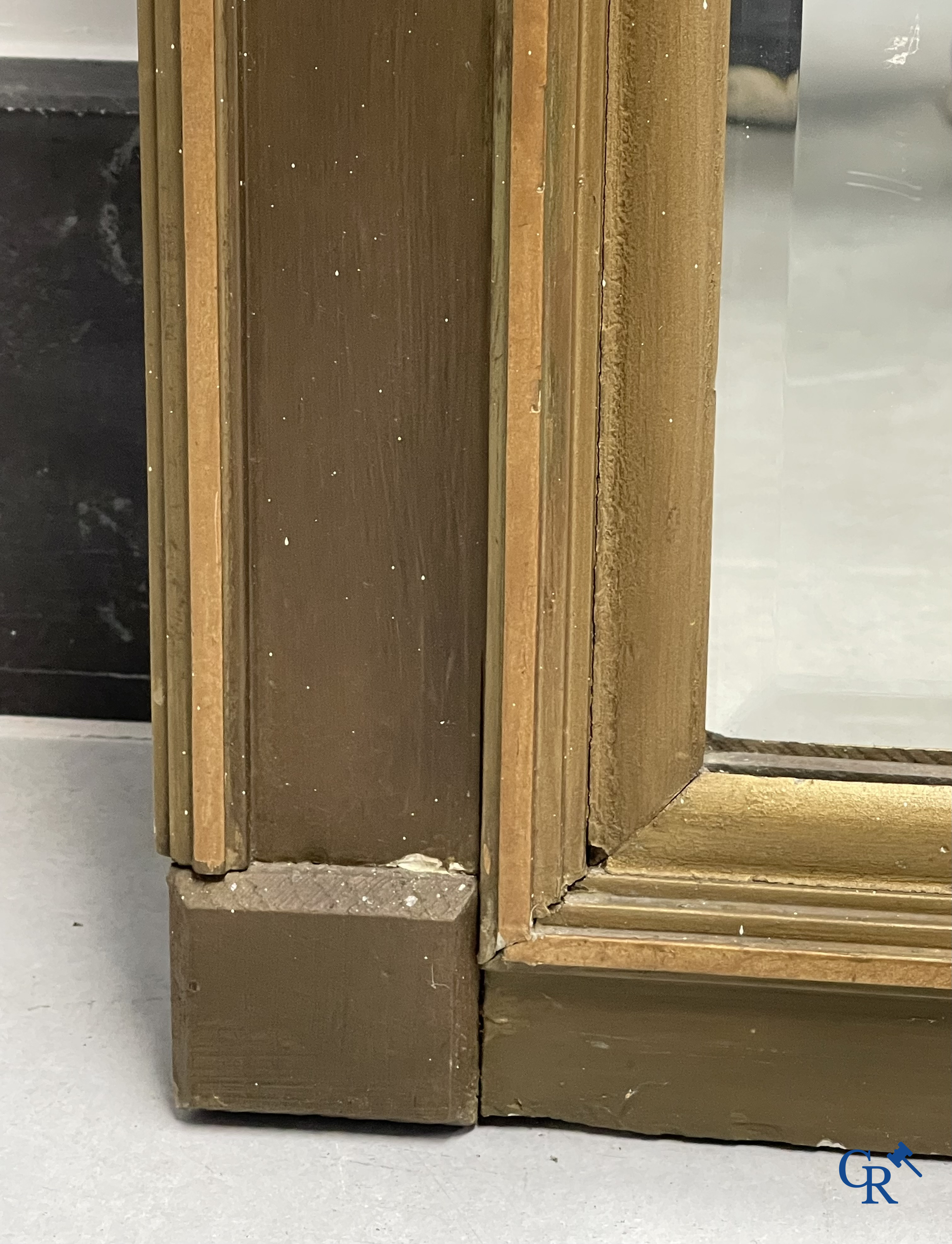 Un grand miroir de cheminée patiné avec un dragon. Vers 1900.