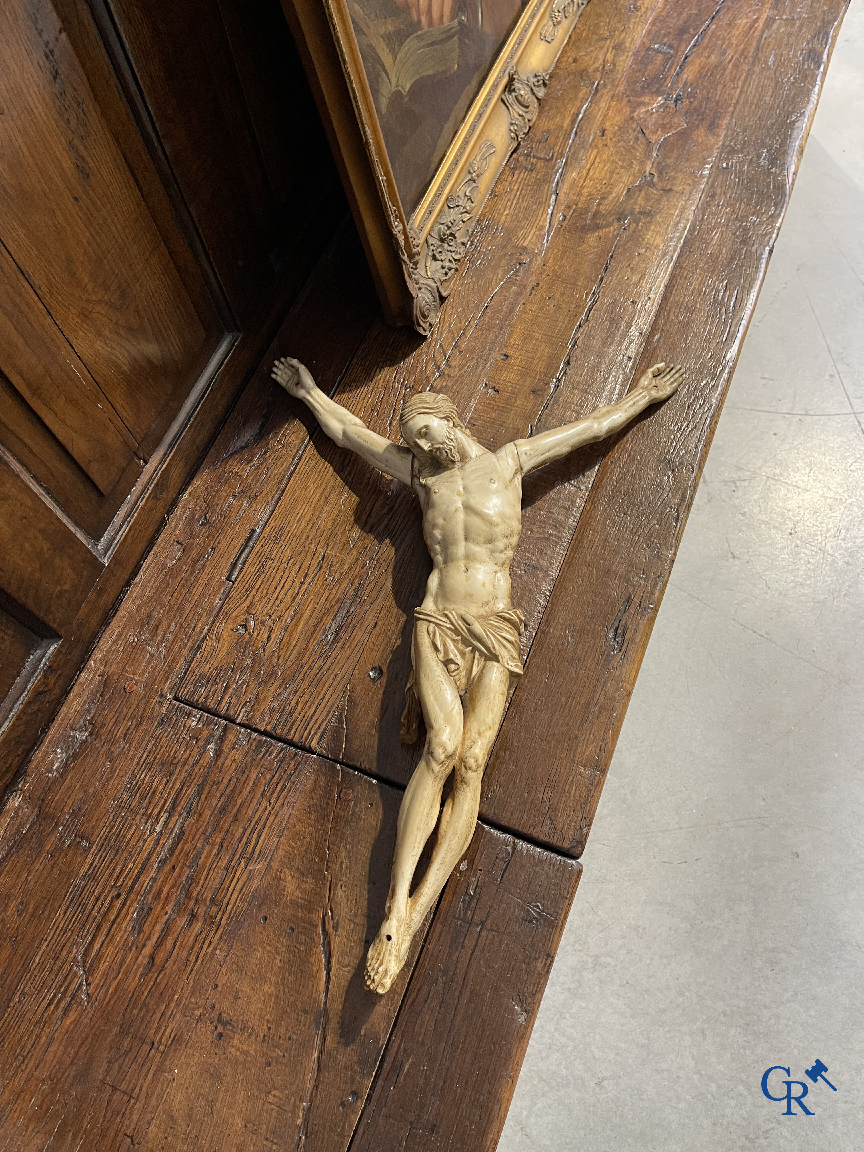 Religieuze objecten, een grote corpus in gesneden ivoor. Europees werk. 18e-19e eeuw.