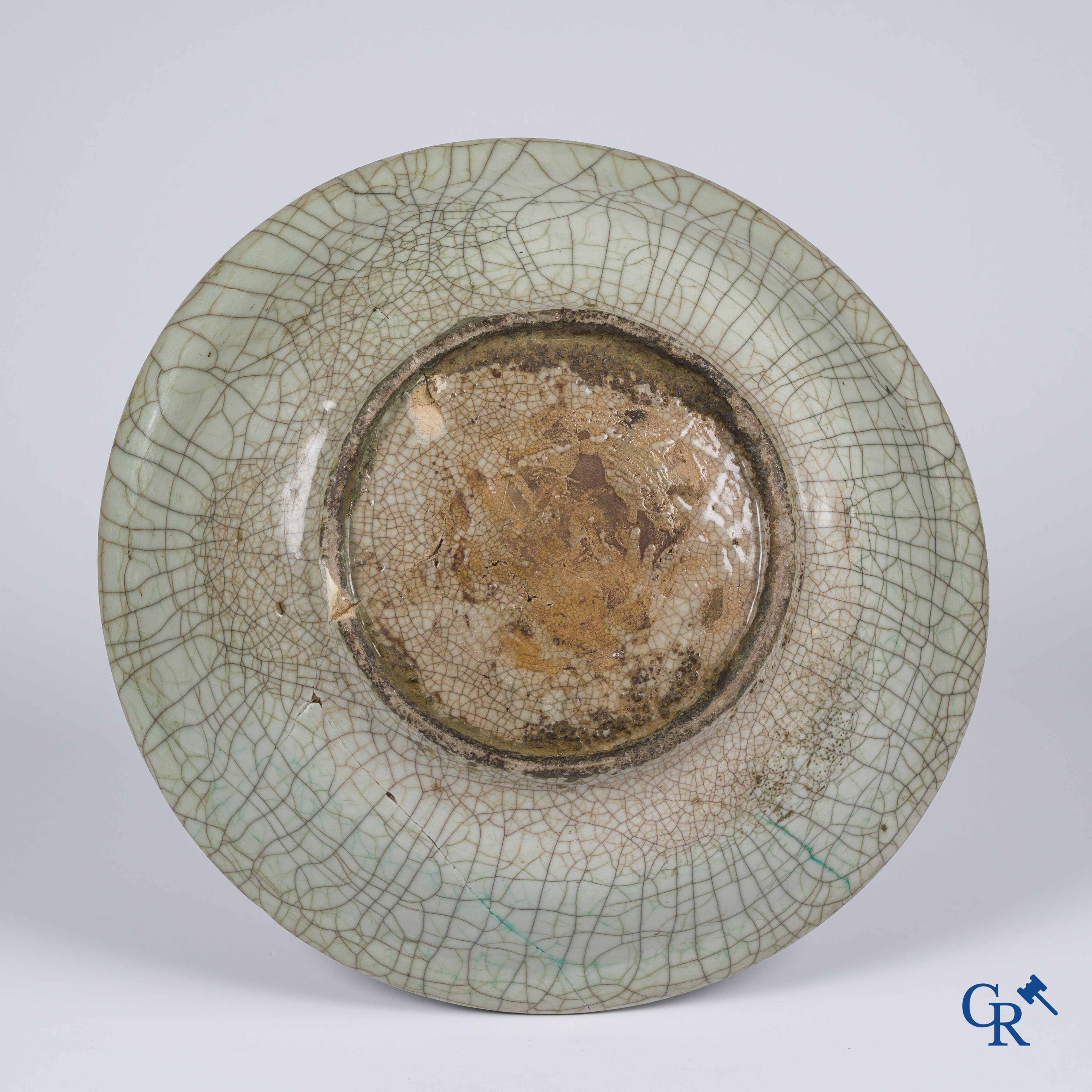 Aziatica, Chinees porselein. Een grote antieke Chinese geyao craquelé schotel in geglazuurde keramiek.