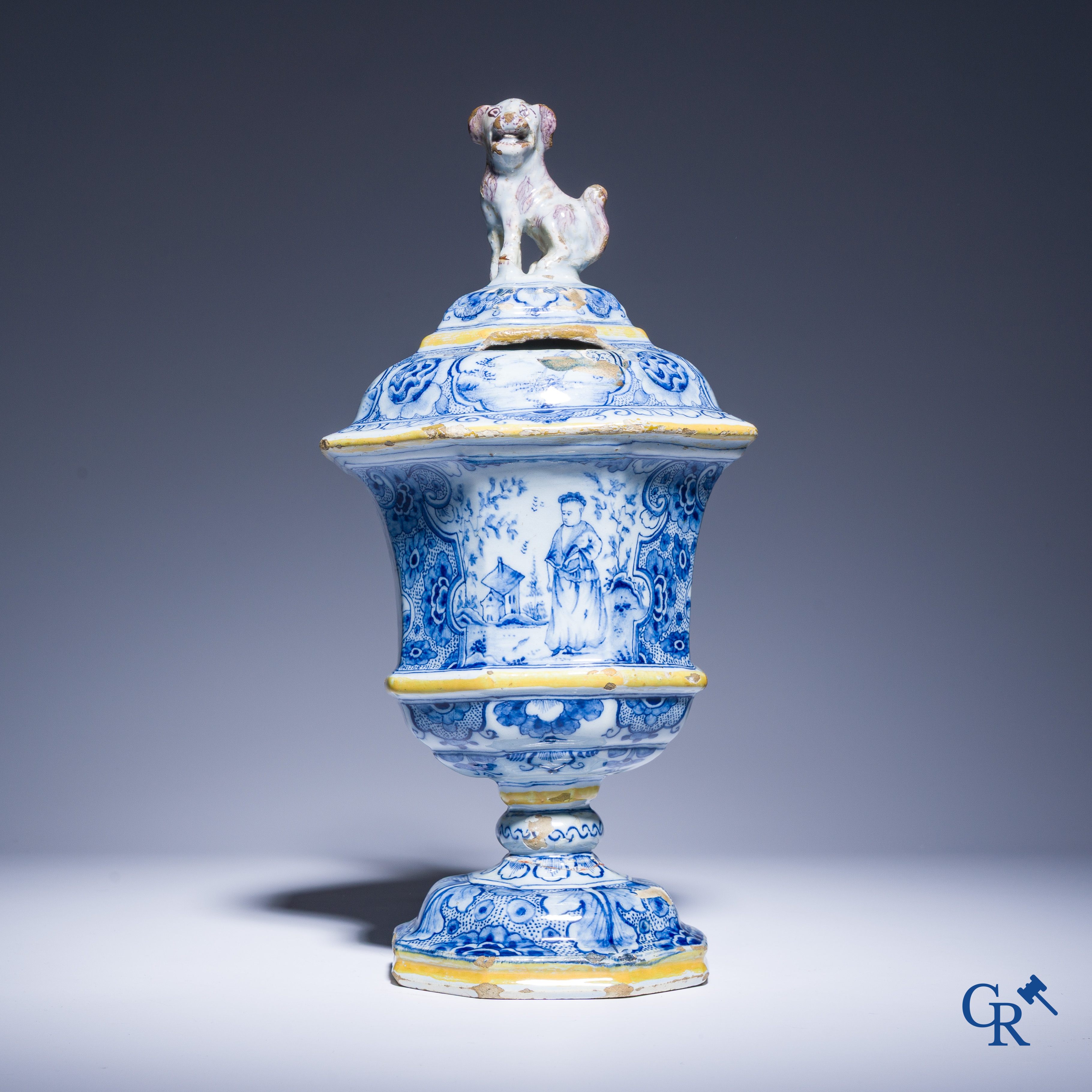 Delfts aardewerk, zeldzame polychrome spaarpot met een zittende hond en taferelen. 18e eeuw.