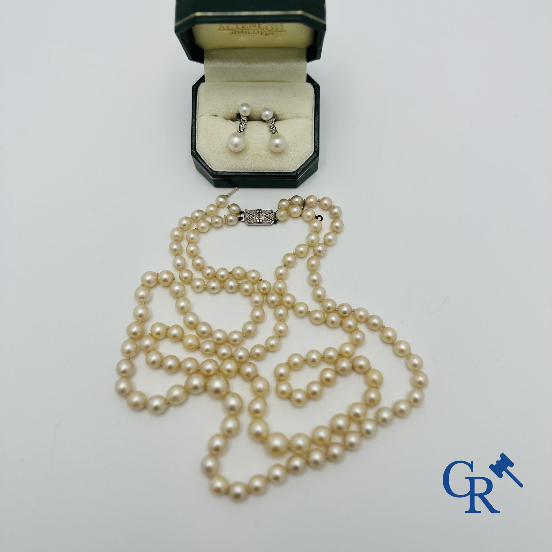 Jewellery: Lot consisting of a pearl necklace with gold clasp 18K and a pair of earrings in white gold 18K.