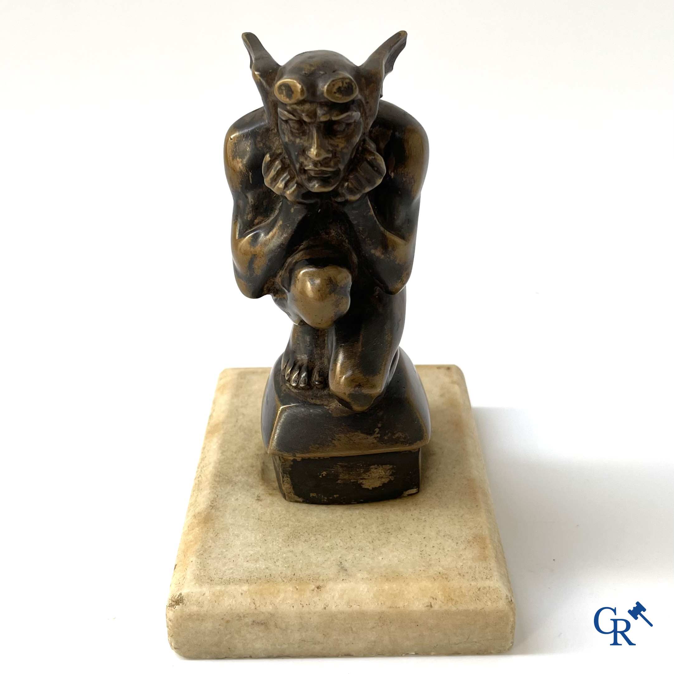 Automobilia, Een originele fijn geciseleerde bronzen auto mascotte naar een model van Gustave Poitvin. circa 1930.