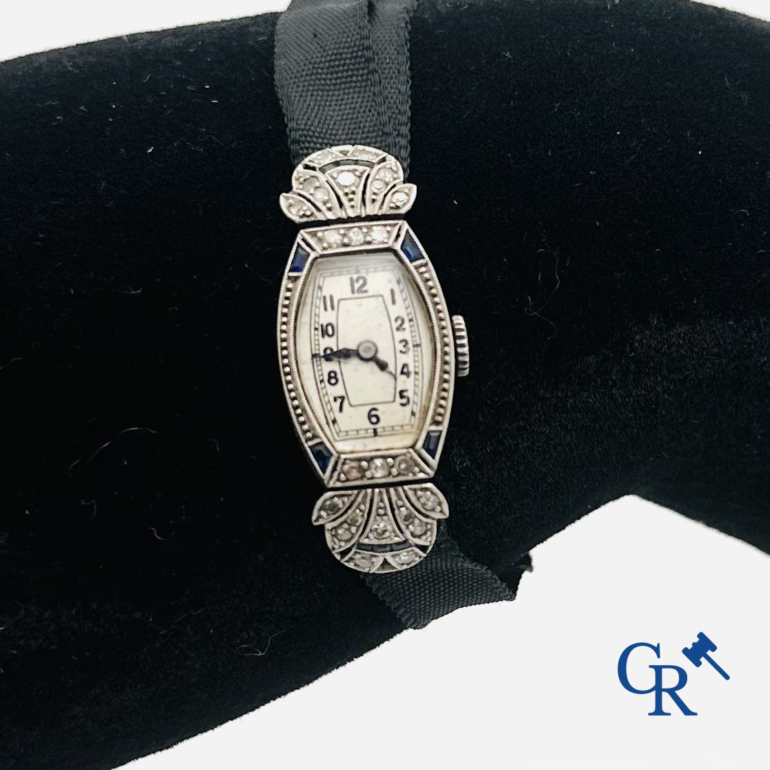 Jewellery: Art deco ladies watch in Platinum set with sapphire and diamonds. (working condition)