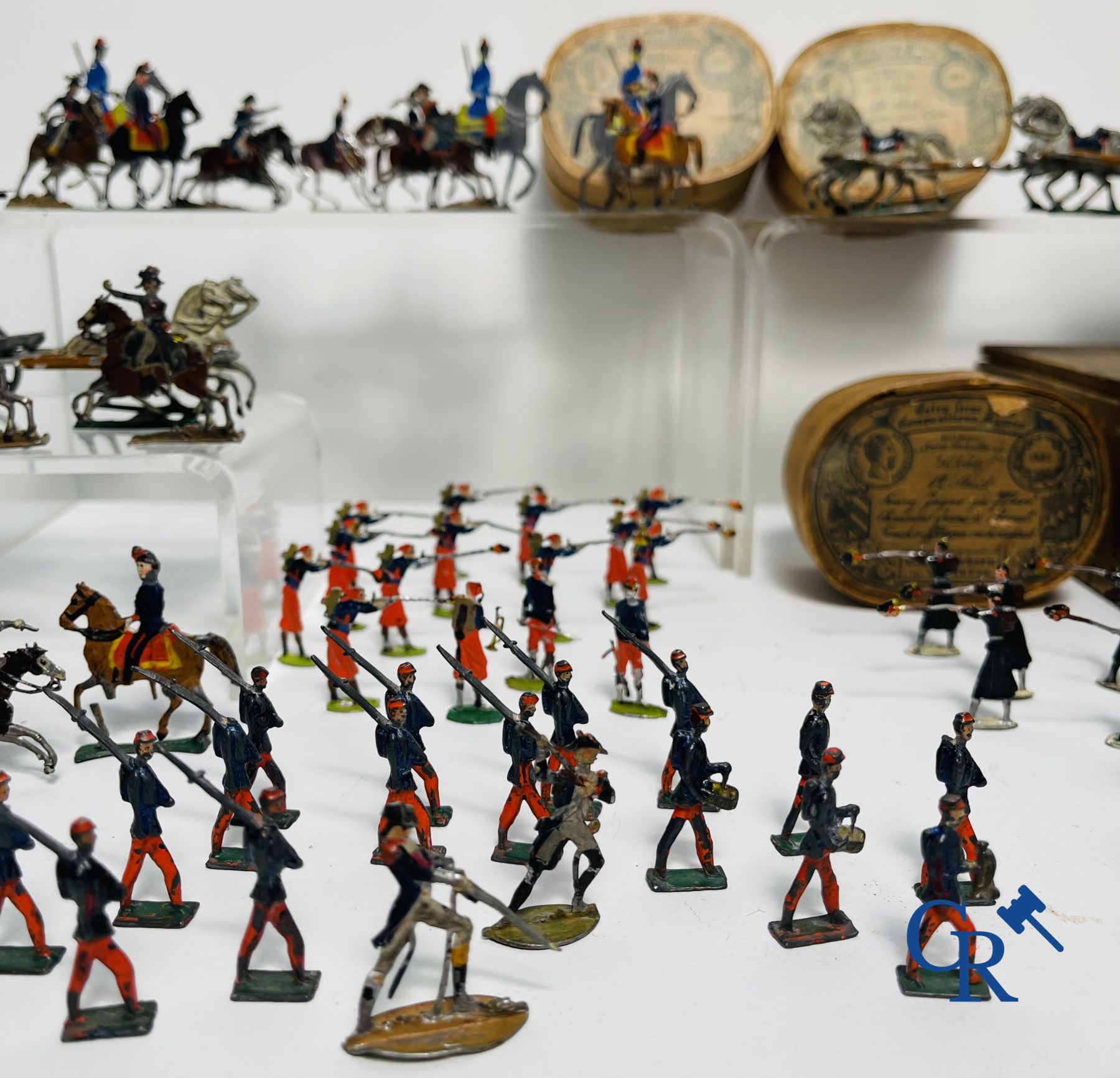 Antique toys: Large lot of tin soldiers and carriages. Heinrichsen in Nuremberg.