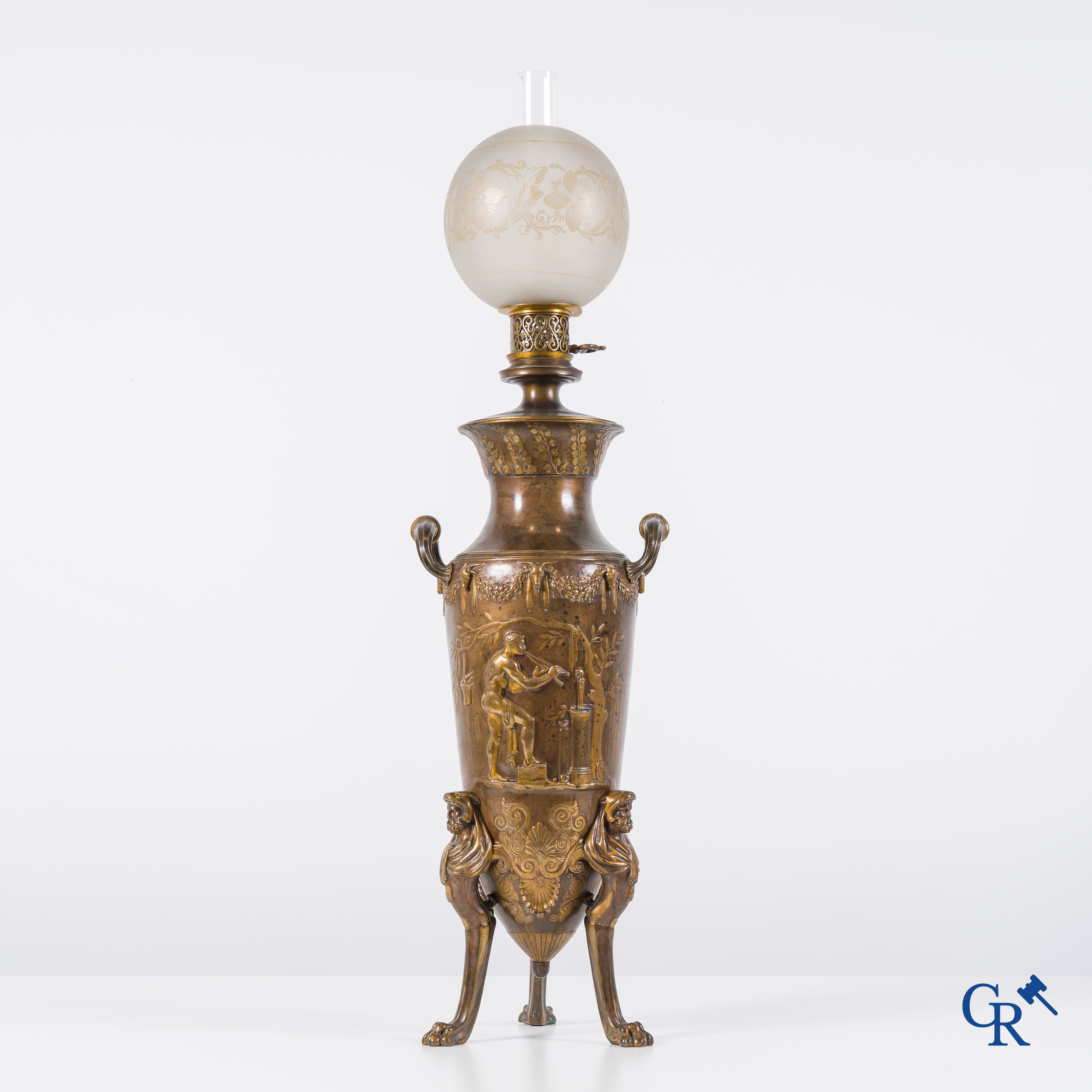 Ferdinand Barbedienne. Grote petroleumlamp in bruin gepatineerde en gedoreerde brons. Napoleon III-periode. Gesigneerd.