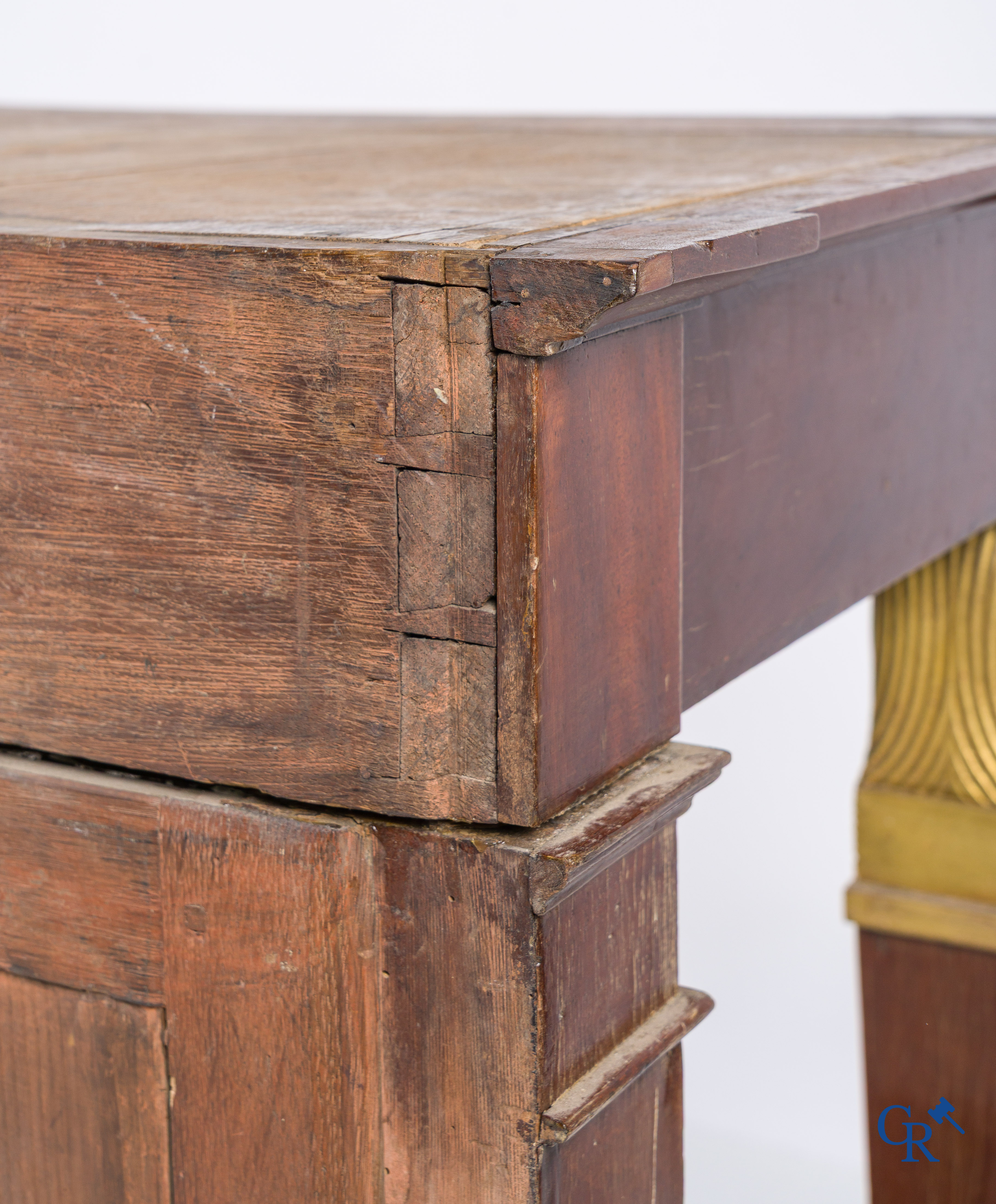 Empire tijdperk, een console in mahonie met vergulde Egyptische bustes. Gemerkt Jacob. Circa 1810.