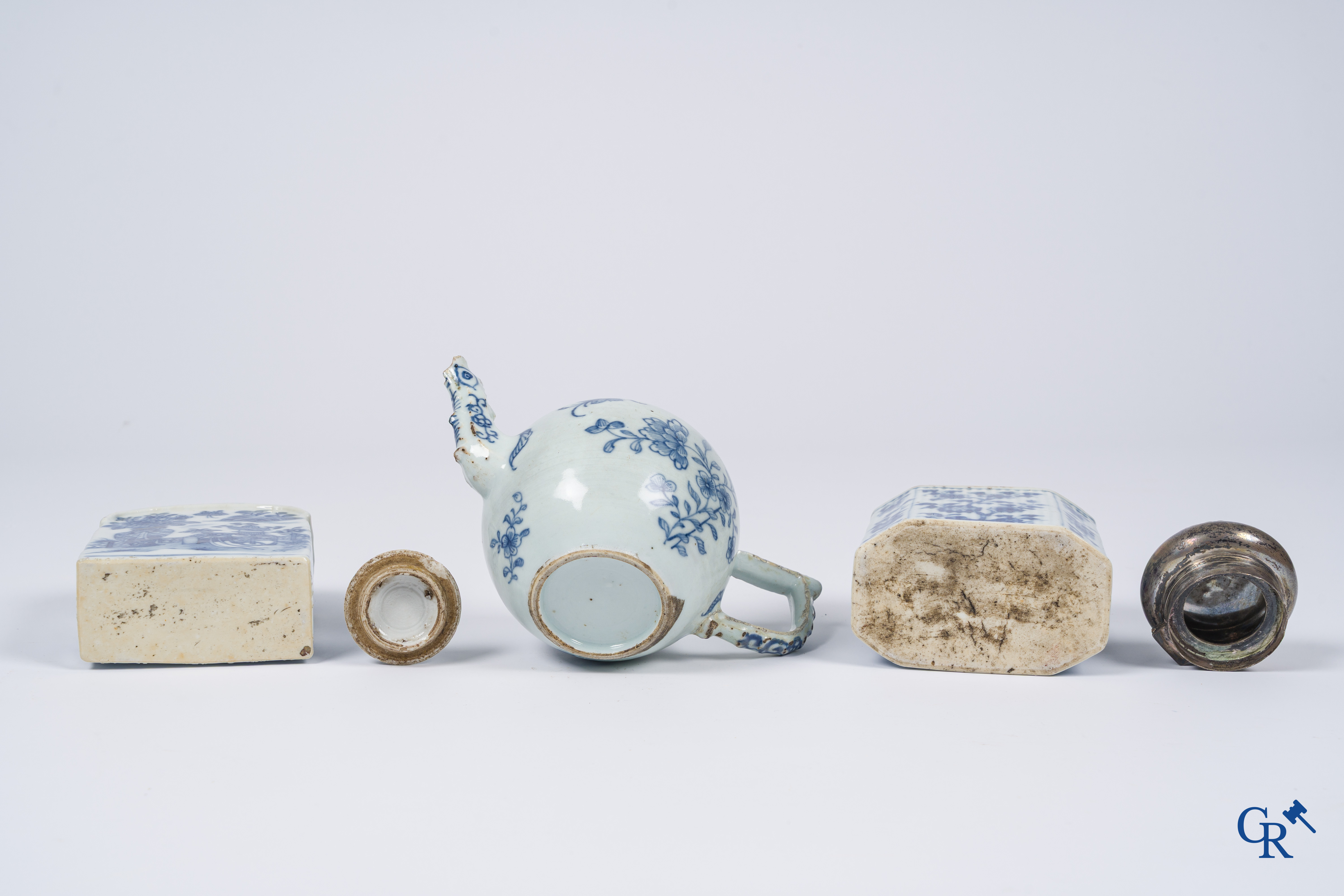 Aziatica, Chinees porselein, 5 stuks blauw-wit porselein. 18e-19e eeuw.